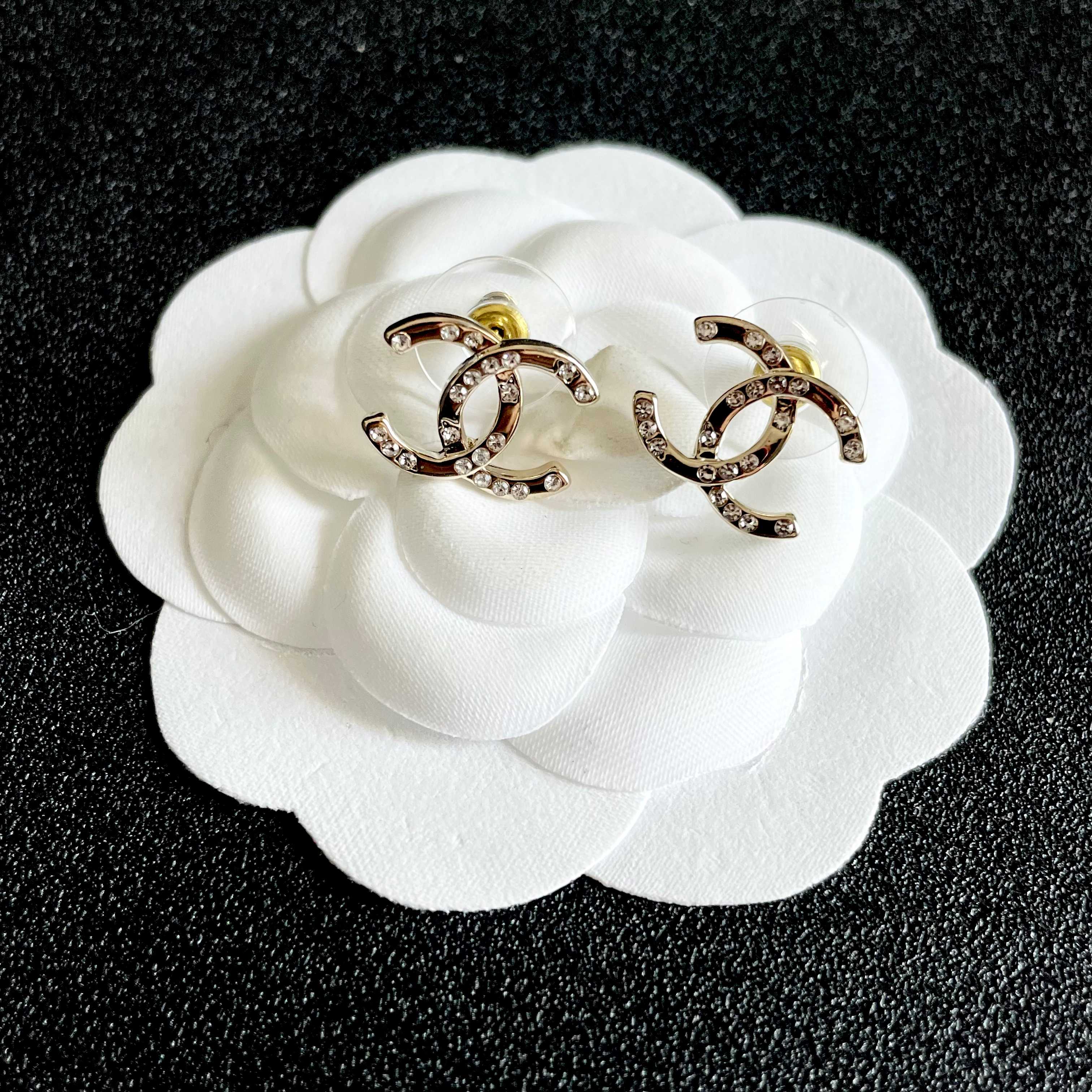 CHANEL 26S DOUBLE C LOGO CRYSTAL STUD EARRINGS IN GOLD METAL 631817