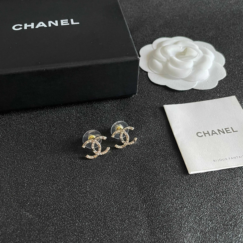 CHANEL 26S DOUBLE C LOGO CRYSTAL STUD EARRINGS IN GOLD METAL 631817