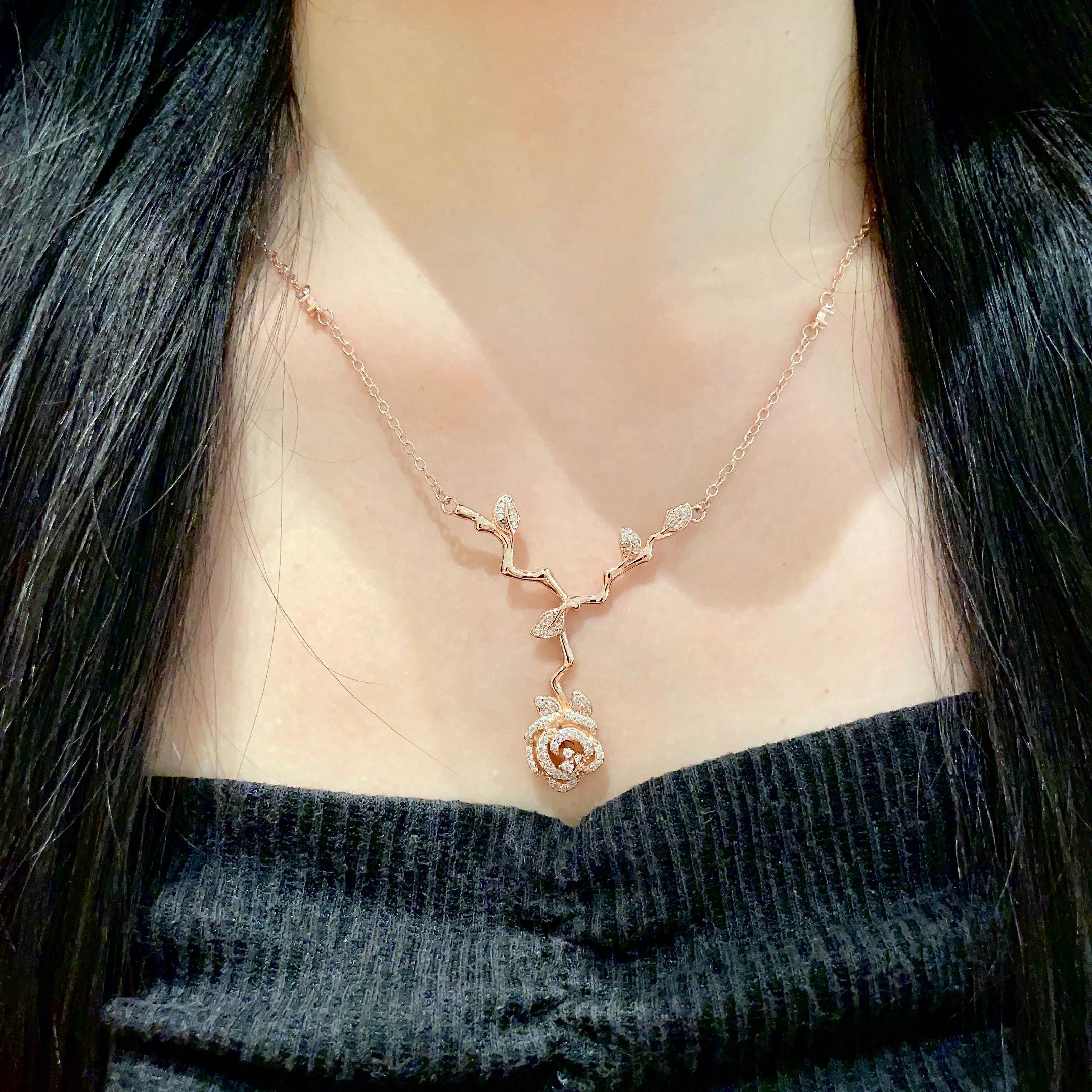 CD 26S CRYSTAL ROSE BRANCH PENDANT NECKLACE IN ROSE GOLD TONE METAL 631896