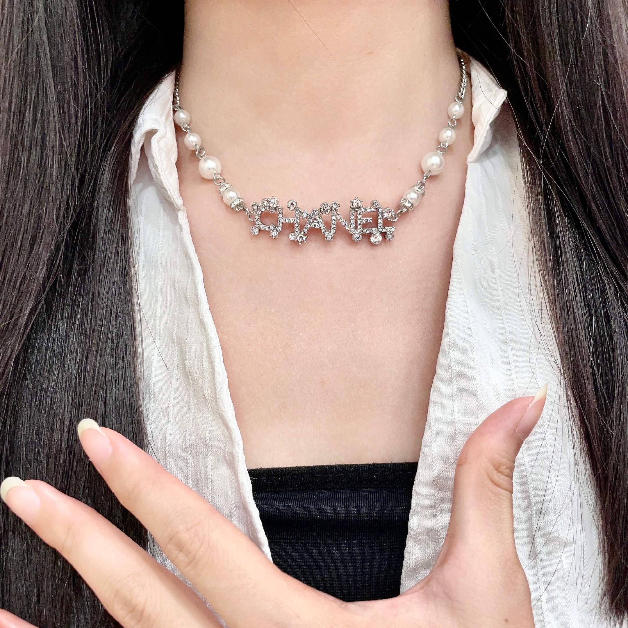 CHANEL 26S CHANEL LETTER CRYSTAL NECKLACE WITH PEARL DETAILS IN SILVER METAL 631901
