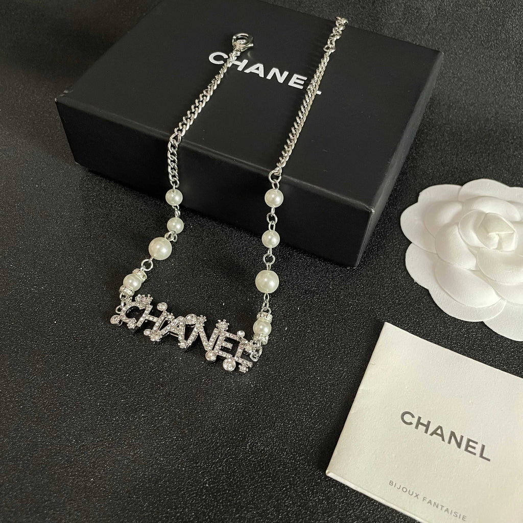 CHANEL 26S CHANEL LETTER CRYSTAL NECKLACE WITH PEARL DETAILS IN SILVER METAL 631901