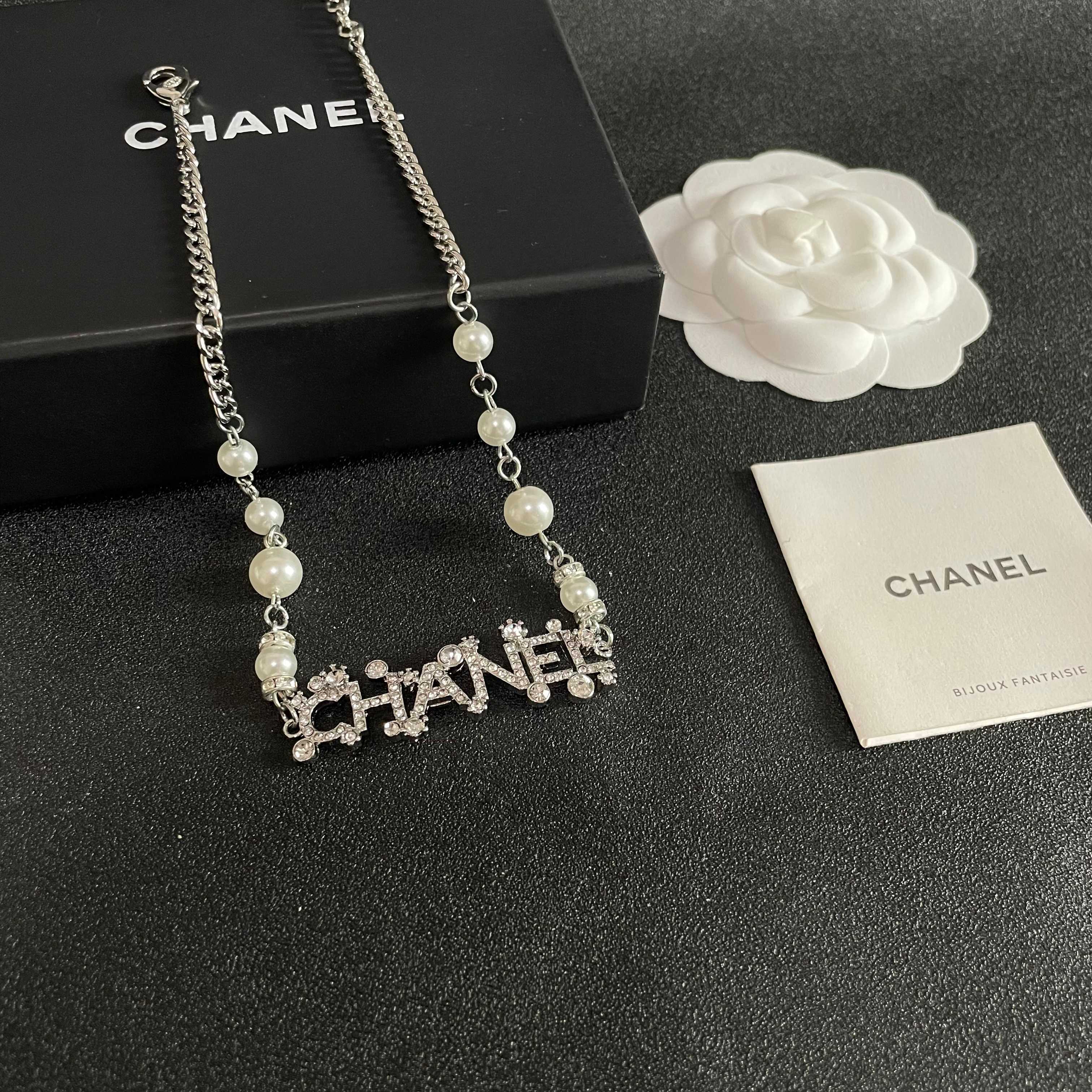 CHANEL 26S CHANEL LETTER CRYSTAL NECKLACE WITH PEARL DETAILS IN SILVER METAL 631901