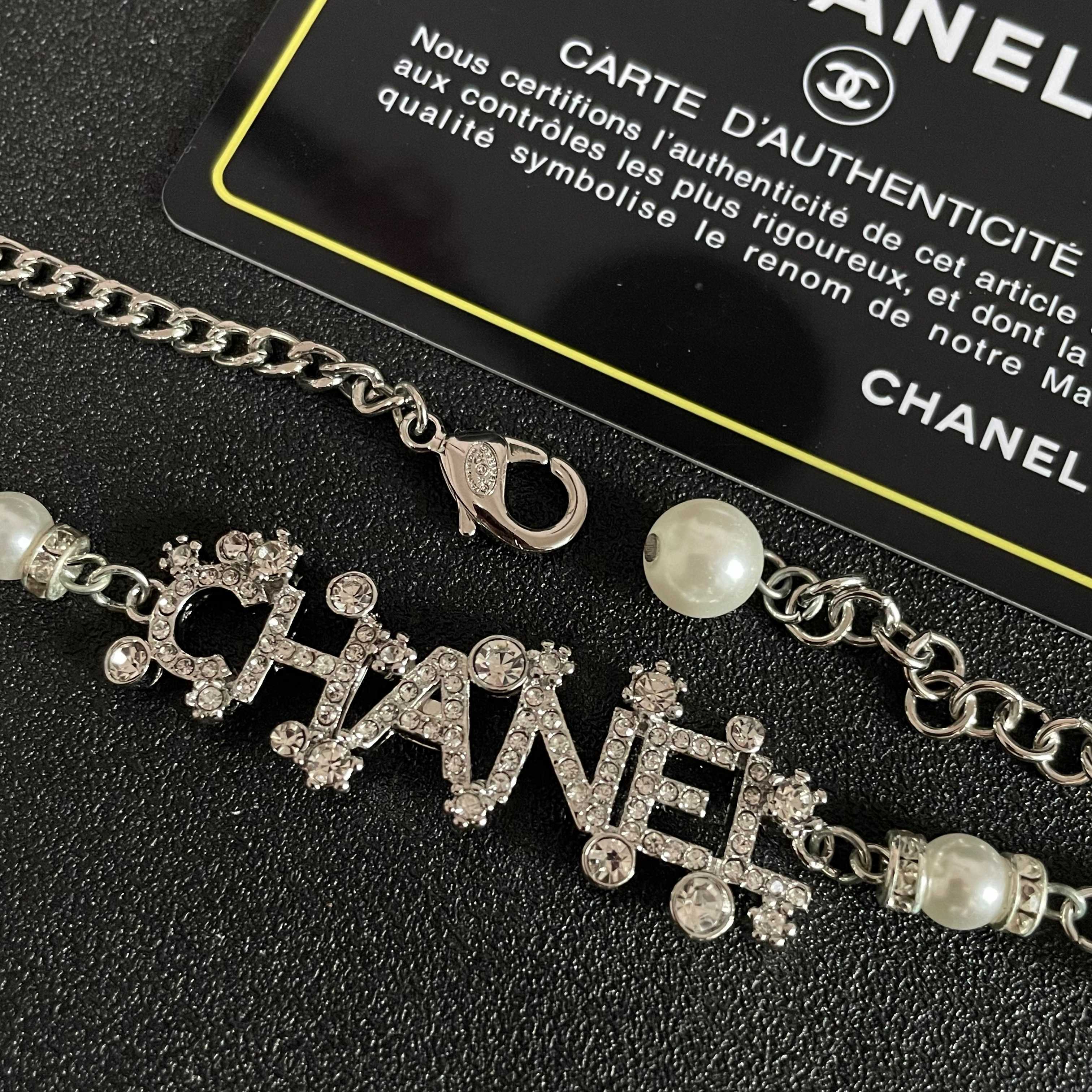 CHANEL 26S CHANEL LETTER CRYSTAL NECKLACE WITH PEARL DETAILS IN SILVER METAL 631901