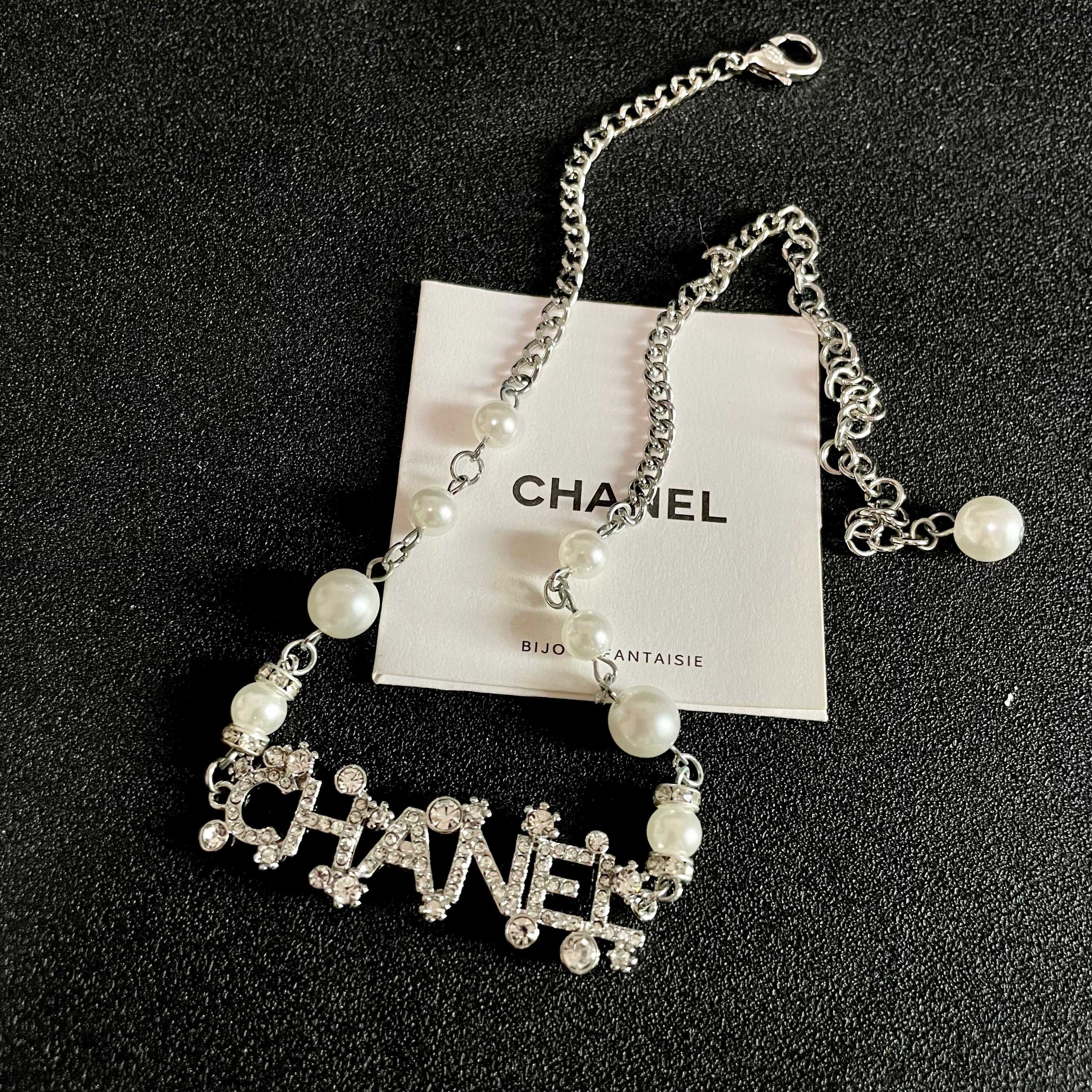 CHANEL 26S CHANEL LETTER CRYSTAL NECKLACE WITH PEARL DETAILS IN SILVER METAL 631901