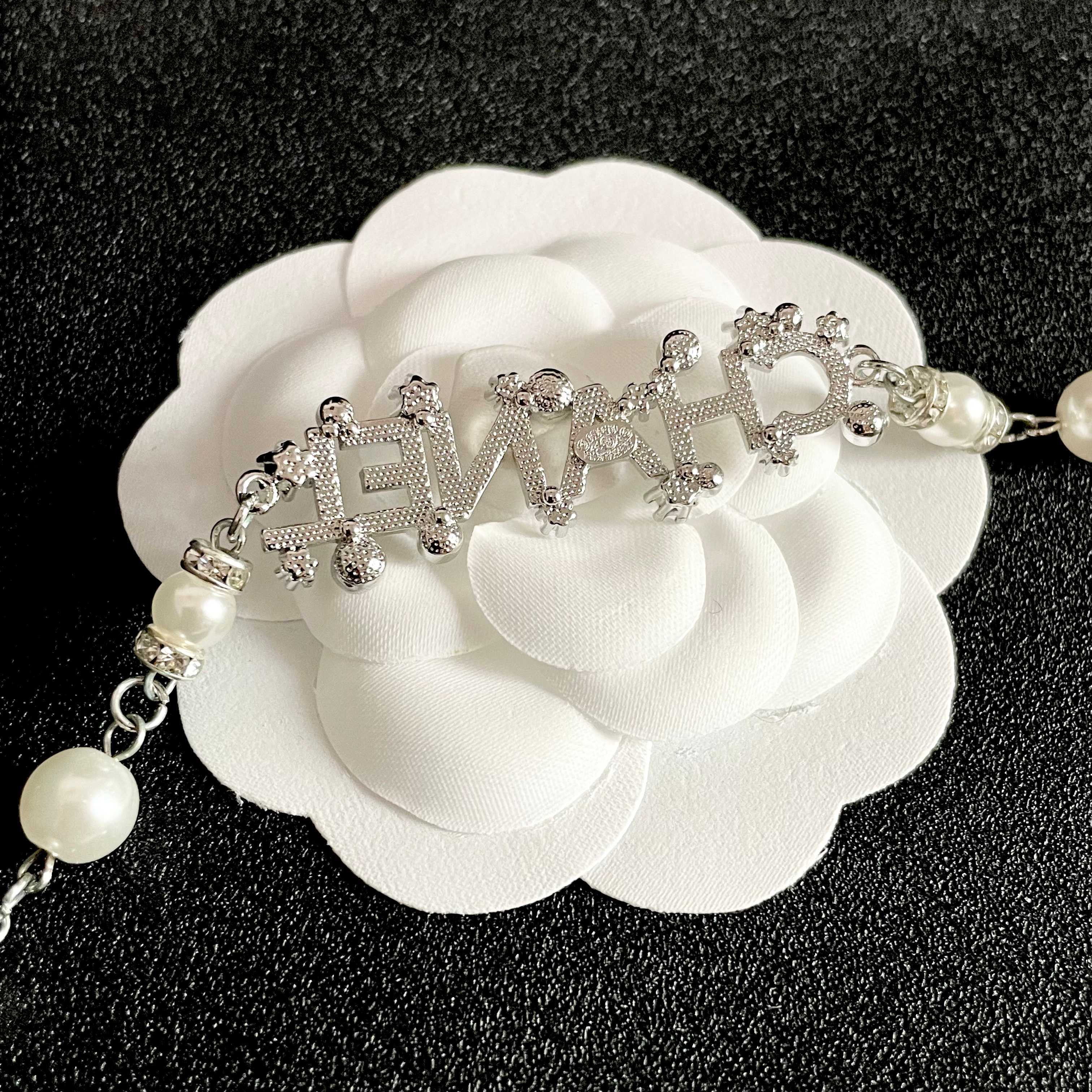 CHANEL 26S CHANEL LETTER CRYSTAL NECKLACE WITH PEARL DETAILS IN SILVER METAL 631901