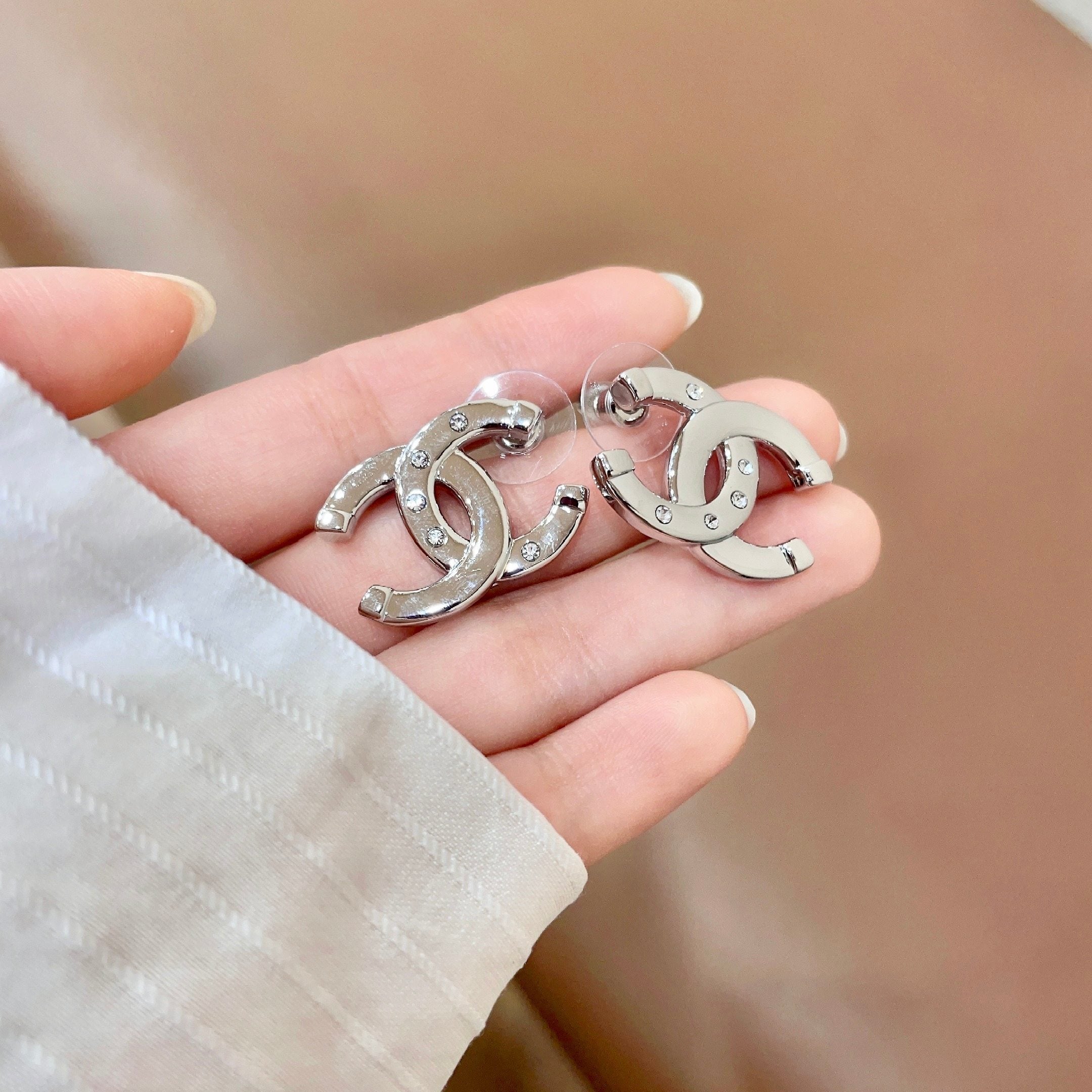 CHANEL 26S DOUBLE C LOGO CRYSTAL STUD EARRINGS IN SILVER METAL 631902