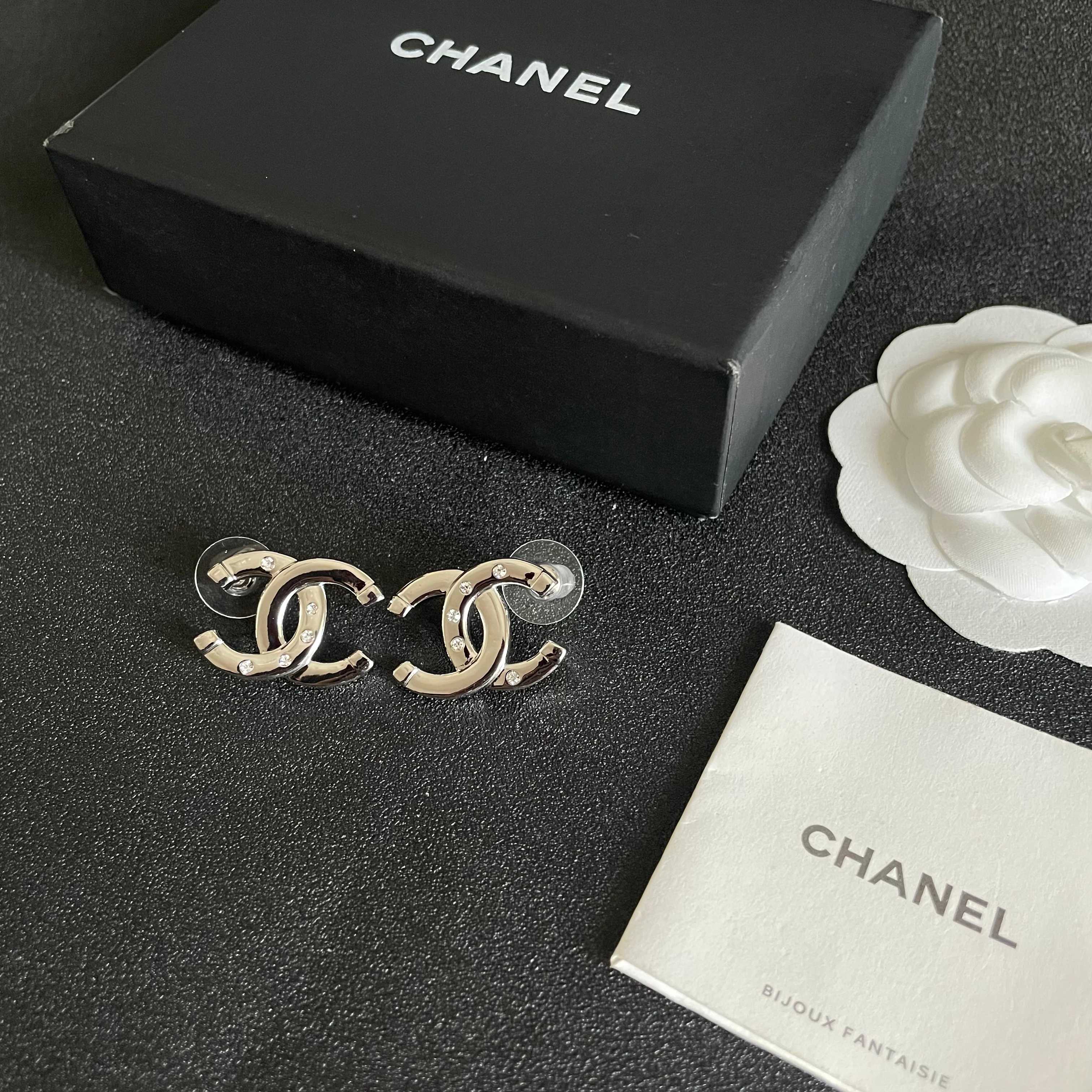 CHANEL 26S DOUBLE C LOGO CRYSTAL STUD EARRINGS IN SILVER METAL 631902