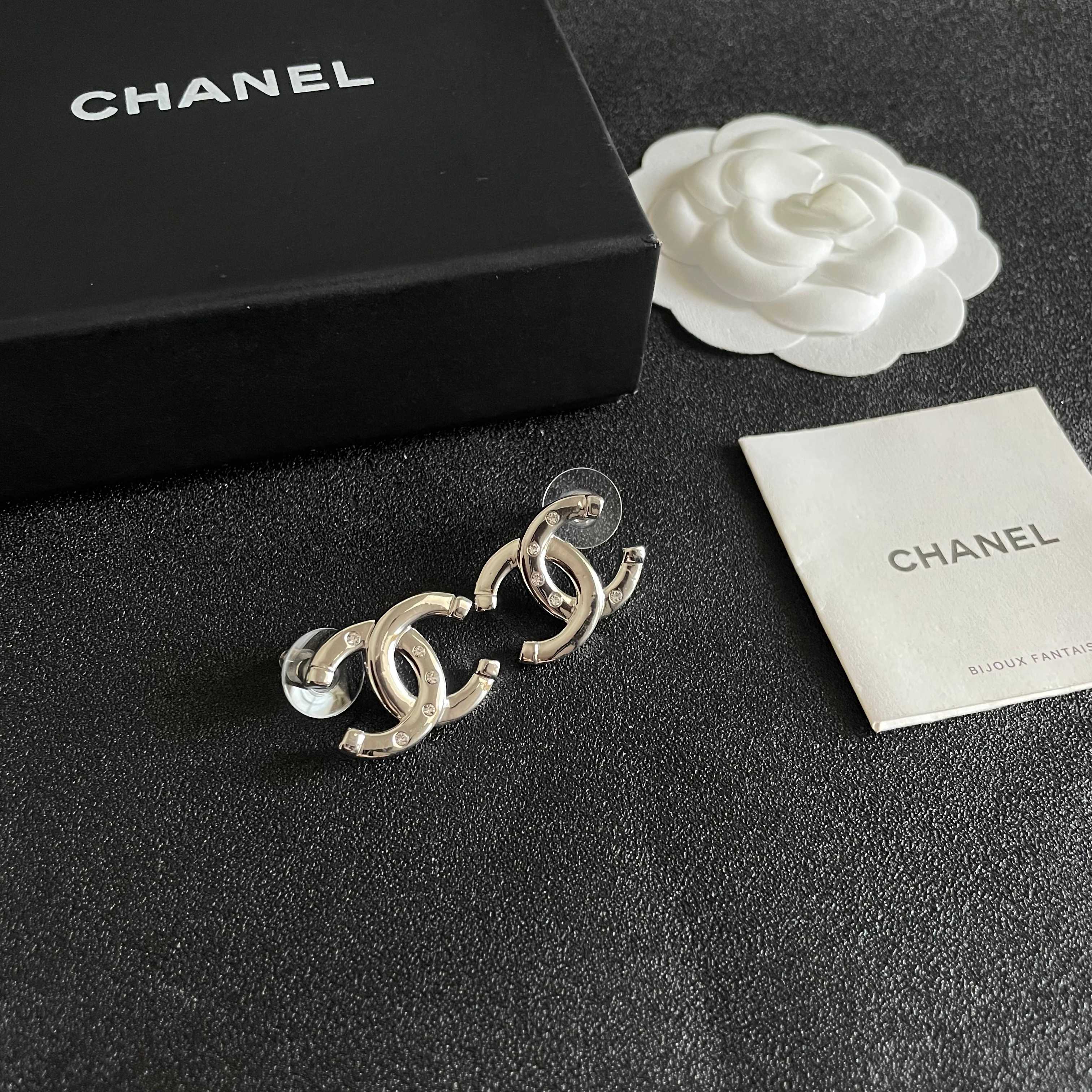 CHANEL 26S DOUBLE C LOGO CRYSTAL STUD EARRINGS IN SILVER METAL 631902