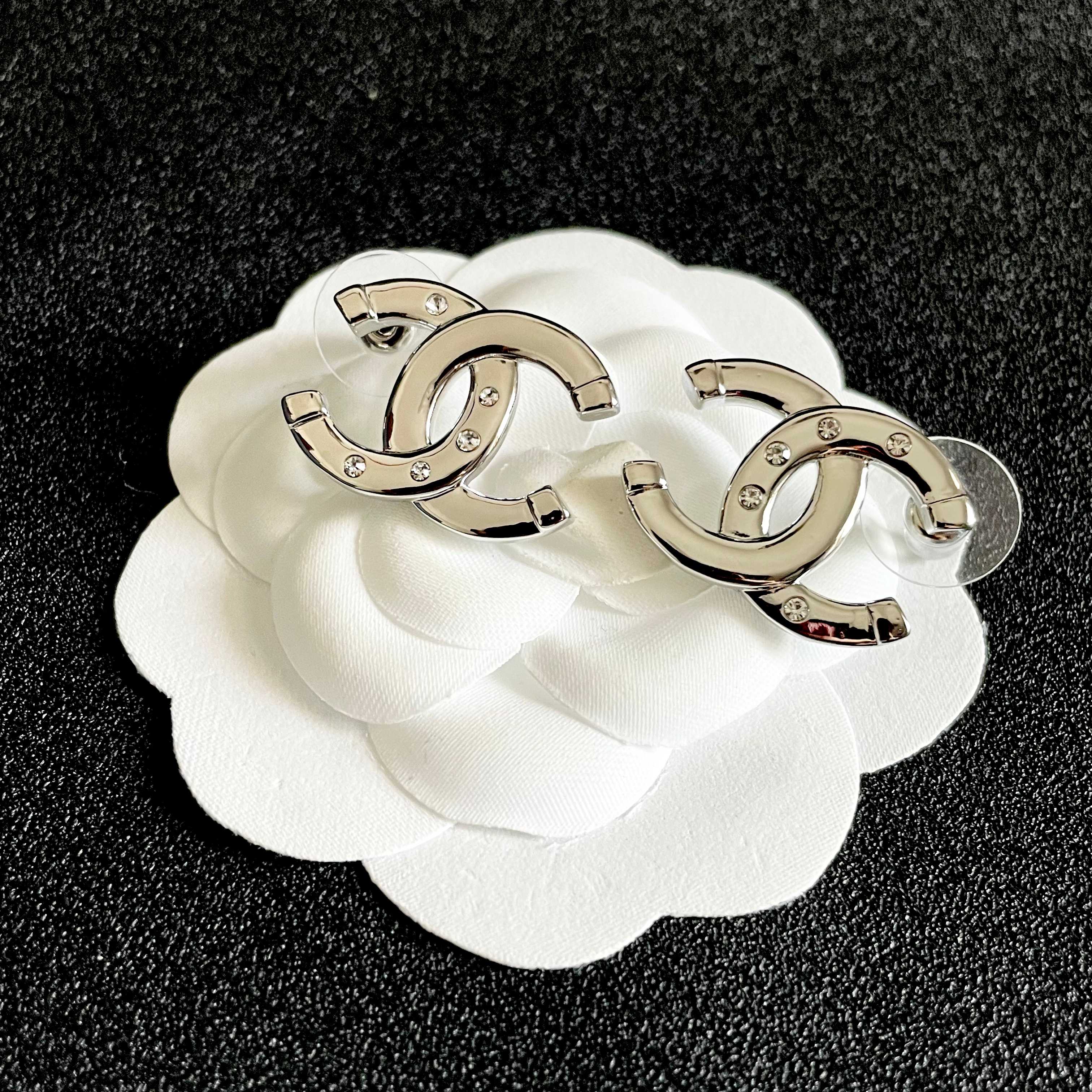 CHANEL 26S DOUBLE C LOGO CRYSTAL STUD EARRINGS IN SILVER METAL 631902