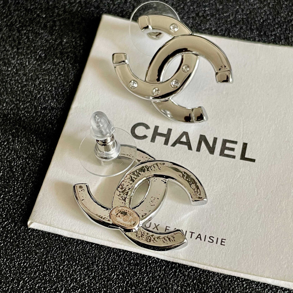 CHANEL 26S DOUBLE C LOGO CRYSTAL STUD EARRINGS IN SILVER METAL 631902