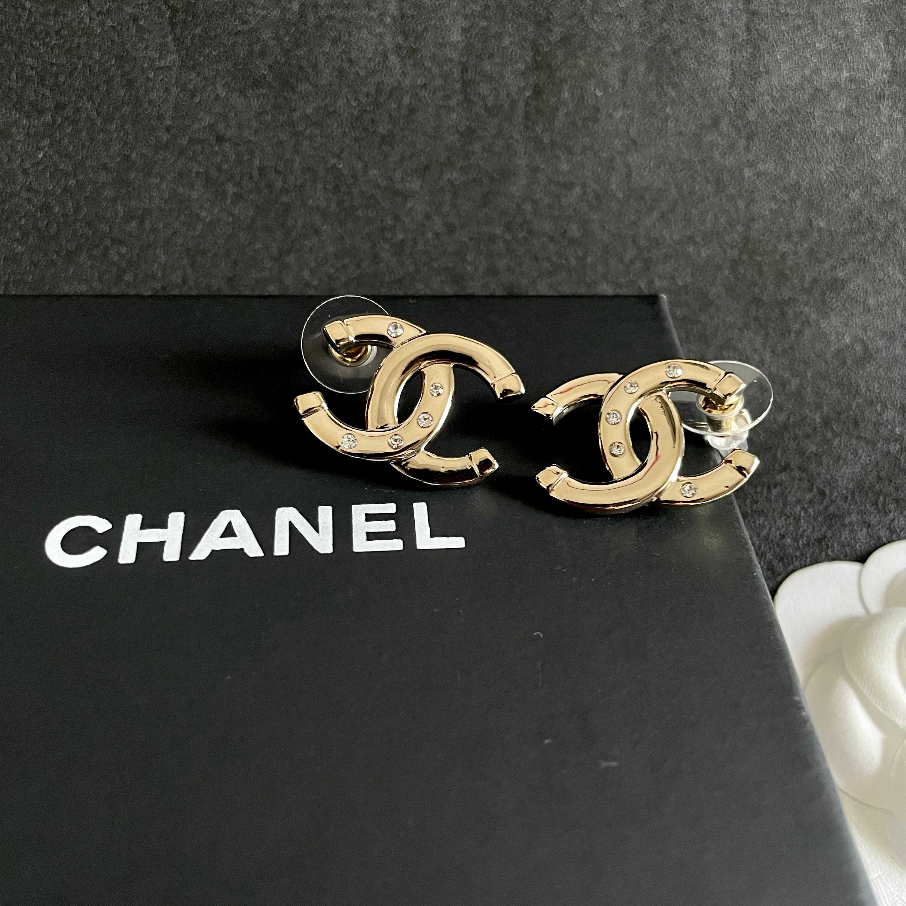 CHANEL 26S DOUBLE C LOGO CRYSTAL STUD EARRINGS IN GOLD METAL 631903