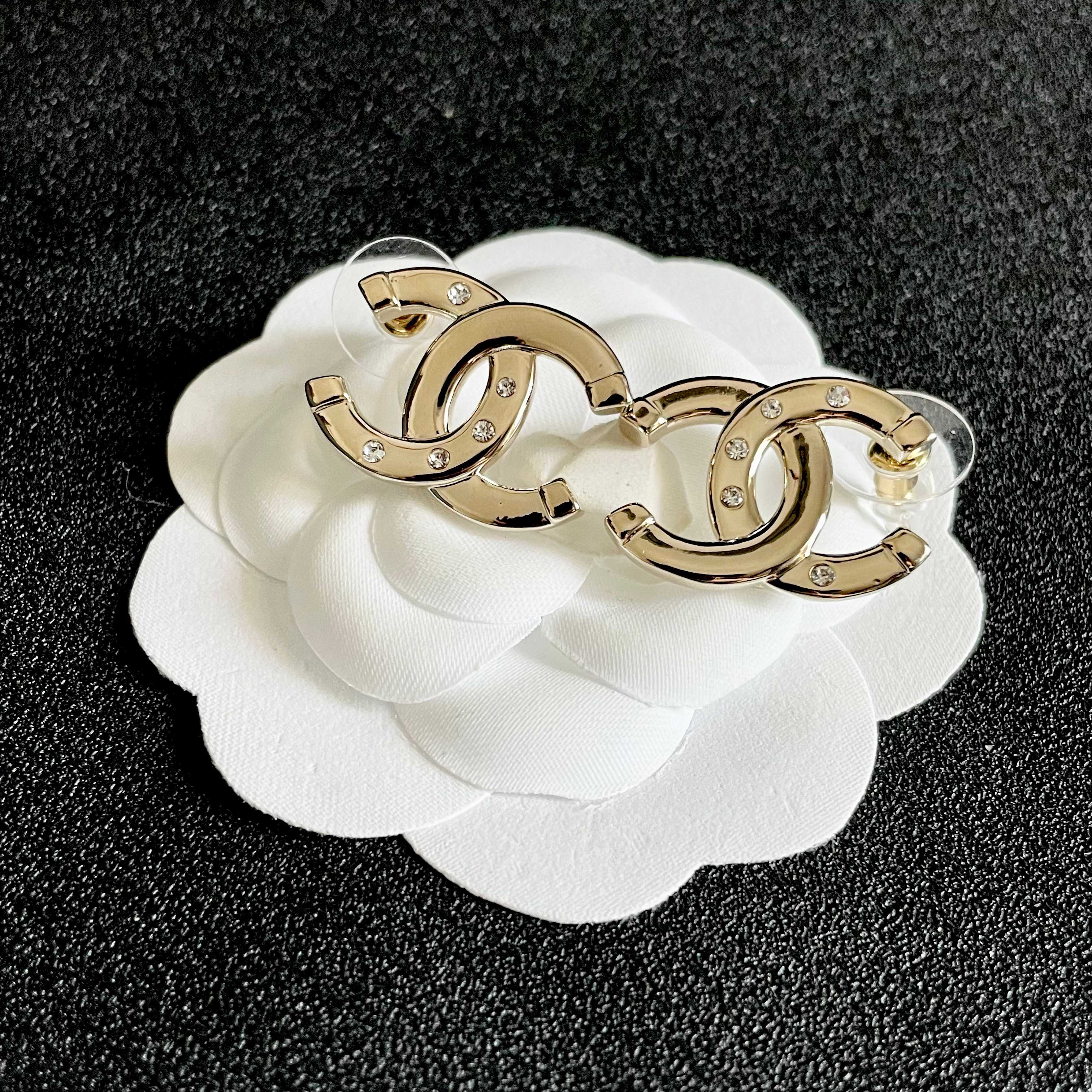 CHANEL 26S DOUBLE C LOGO CRYSTAL STUD EARRINGS IN GOLD METAL 631903