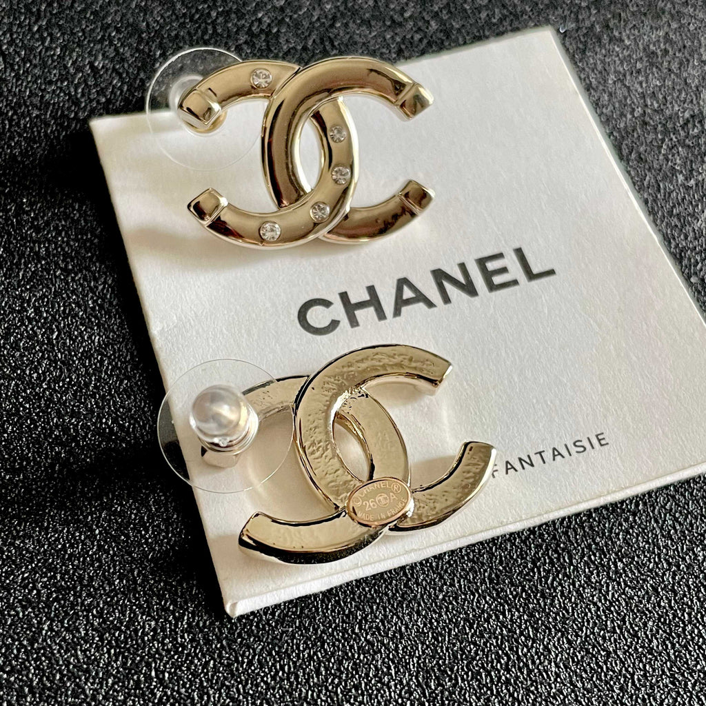CHANEL 26S DOUBLE C LOGO CRYSTAL STUD EARRINGS IN GOLD METAL 631903