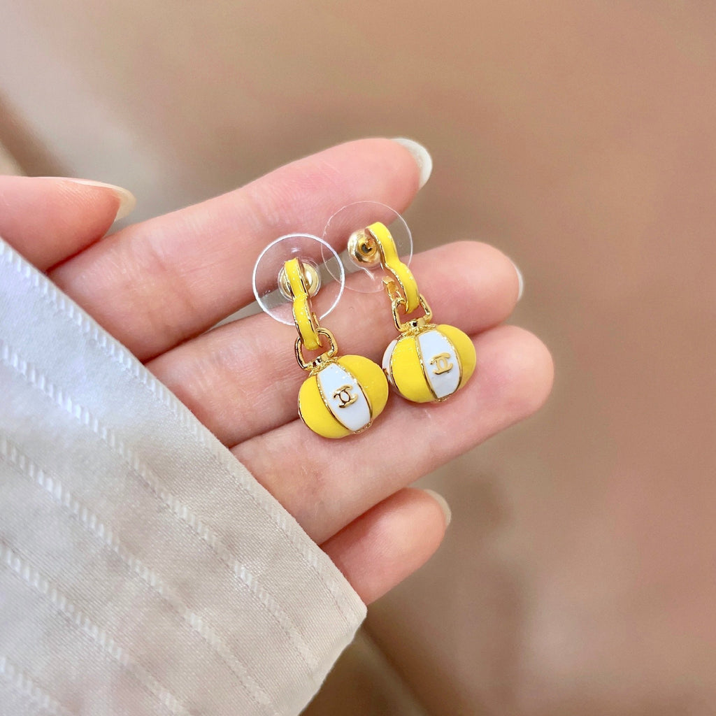 CHANEL 26S DOUBLE C LOGO BALL DROP EARRINGS IN YELLOW AND WHITE ENAMEL WITH GOLD METAL 631904