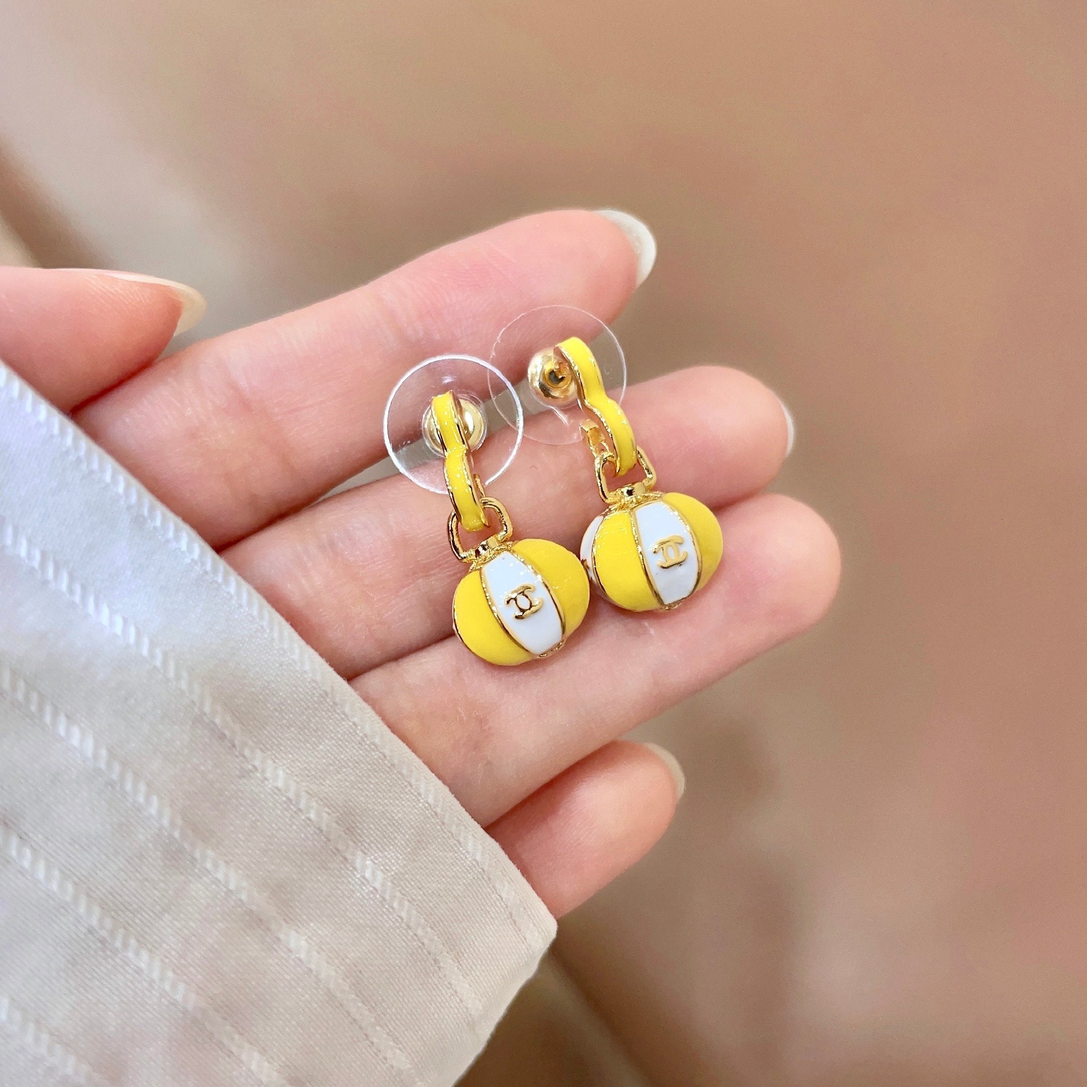 CHANEL 26S DOUBLE C LOGO BALL DROP EARRINGS IN YELLOW AND WHITE ENAMEL WITH GOLD METAL 631904