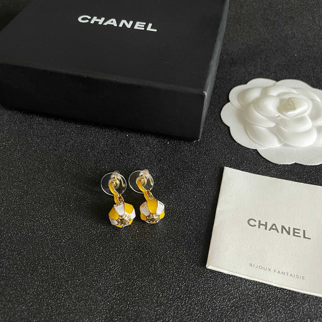 CHANEL 26S DOUBLE C LOGO BALL DROP EARRINGS IN YELLOW AND WHITE ENAMEL WITH GOLD METAL 631904