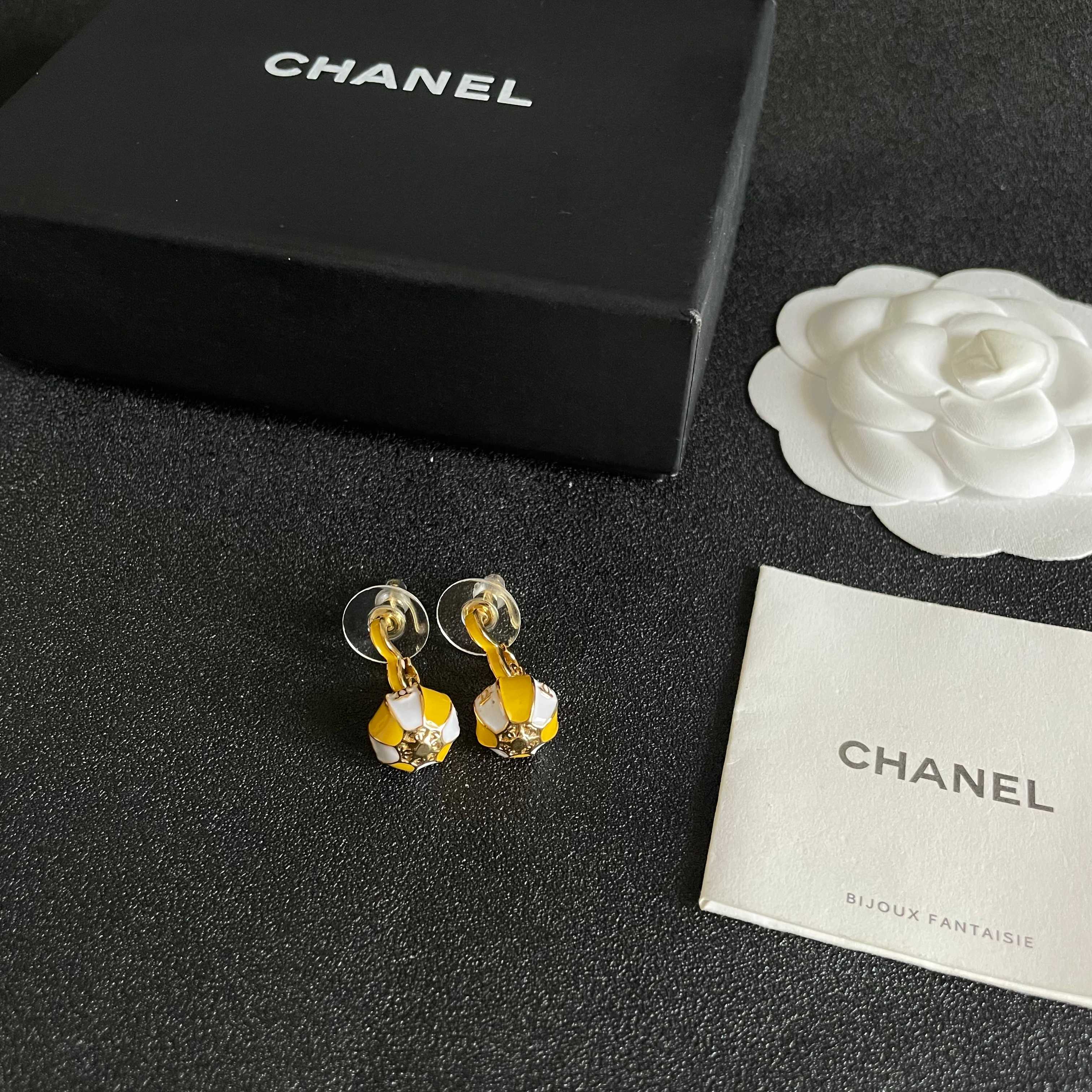 CHANEL 26S DOUBLE C LOGO BALL DROP EARRINGS IN YELLOW AND WHITE ENAMEL WITH GOLD METAL 631904