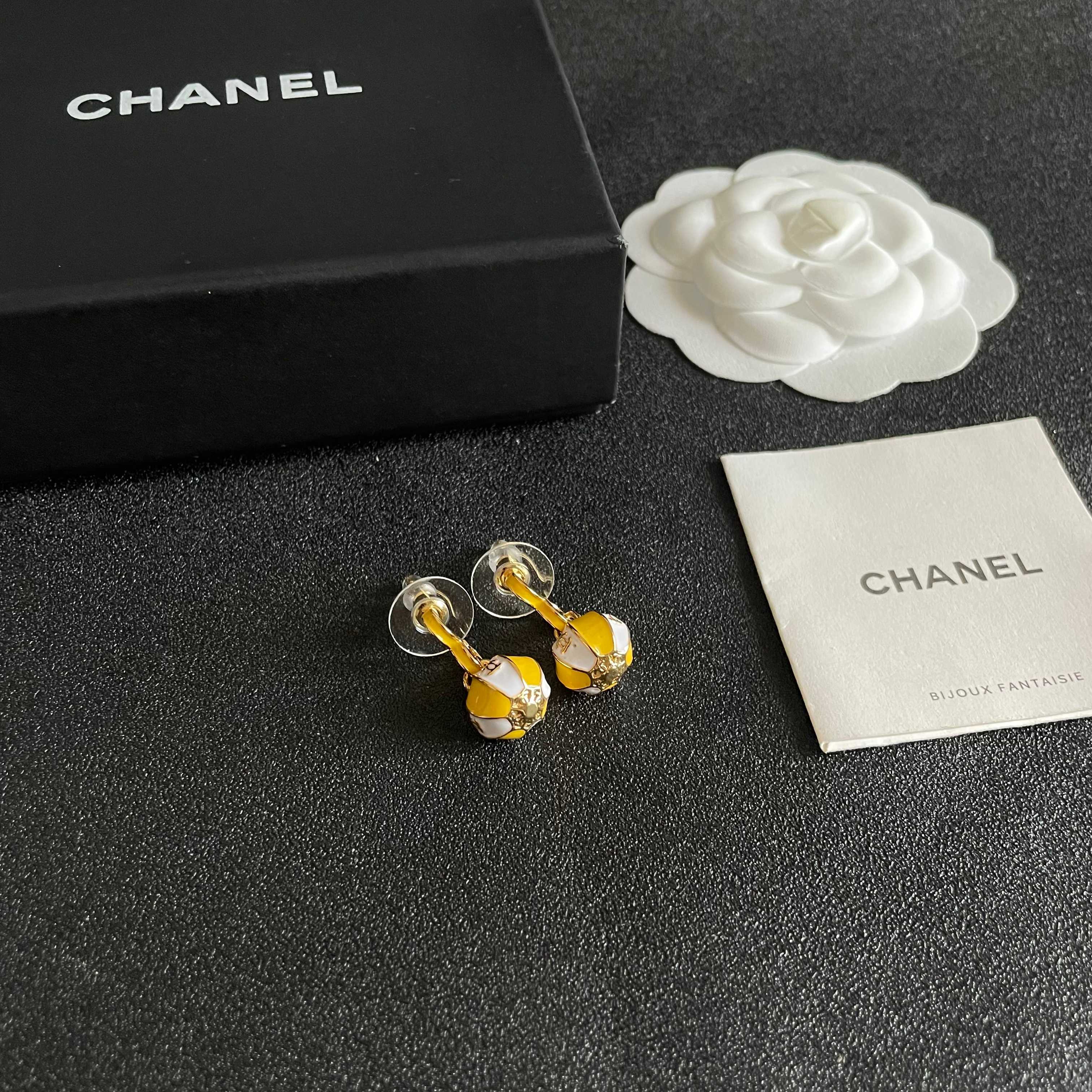 CHANEL 26S DOUBLE C LOGO BALL DROP EARRINGS IN YELLOW AND WHITE ENAMEL WITH GOLD METAL 631904