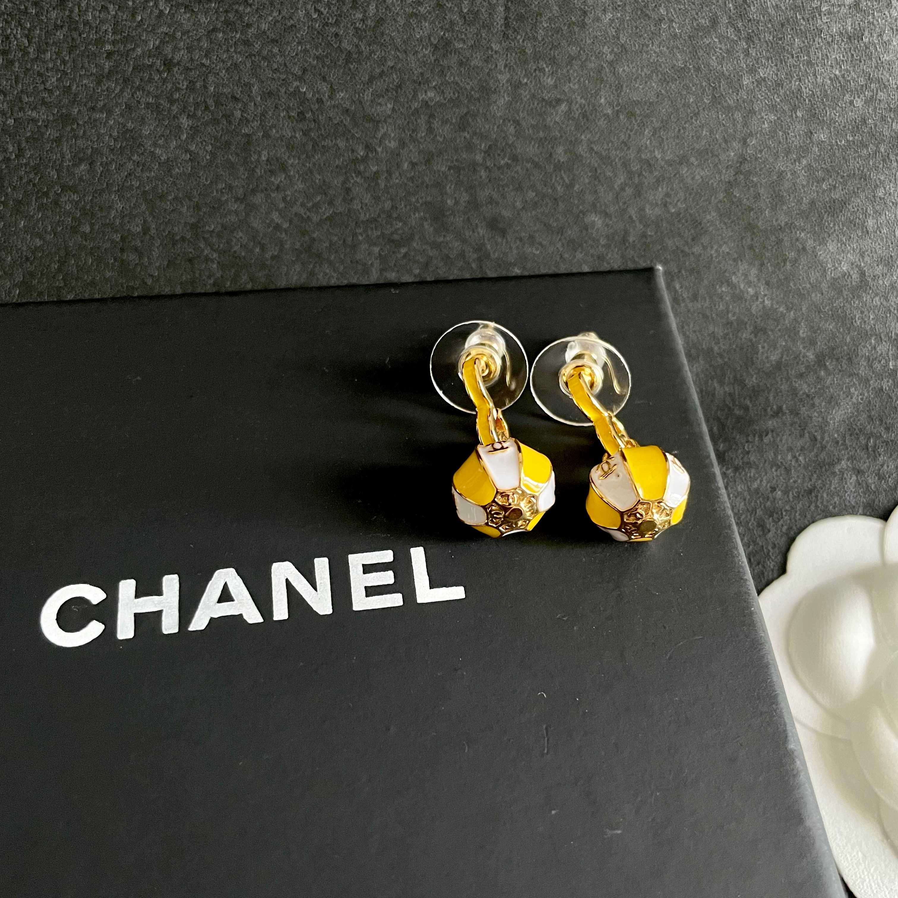 CHANEL 26S DOUBLE C LOGO BALL DROP EARRINGS IN YELLOW AND WHITE ENAMEL WITH GOLD METAL 631904