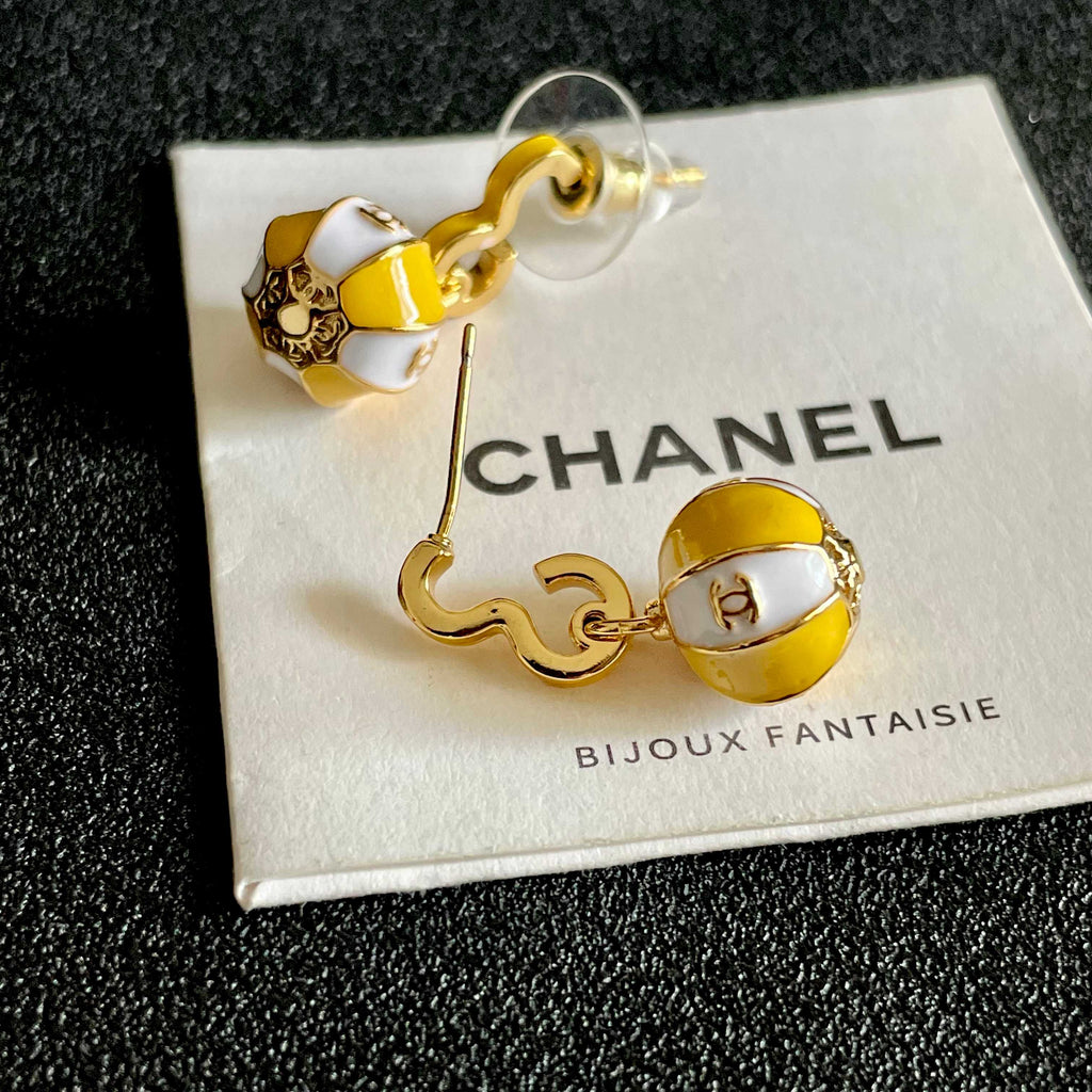 CHANEL 26S DOUBLE C LOGO BALL DROP EARRINGS IN YELLOW AND WHITE ENAMEL WITH GOLD METAL 631904