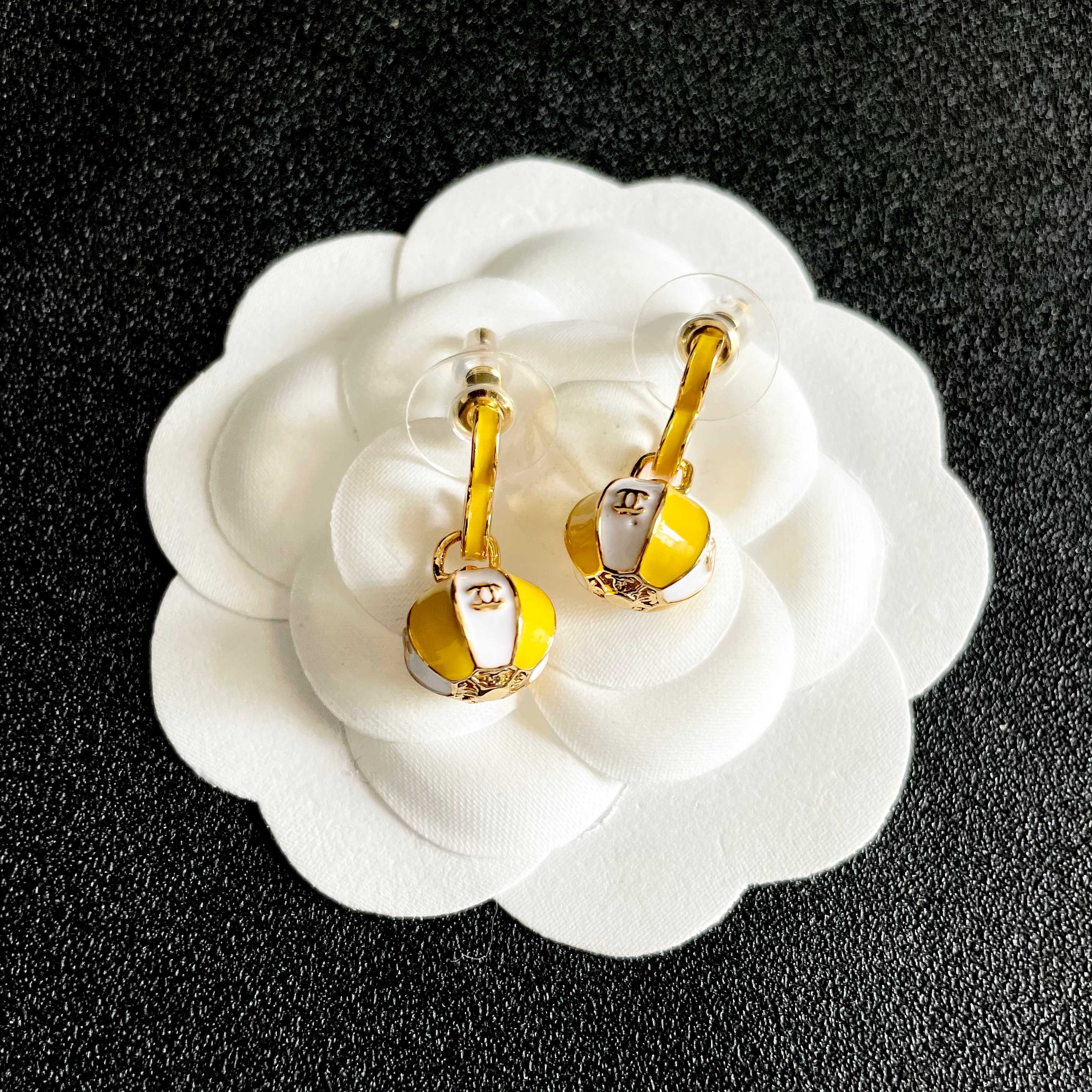 CHANEL 26S DOUBLE C LOGO BALL DROP EARRINGS IN YELLOW AND WHITE ENAMEL WITH GOLD METAL 631904