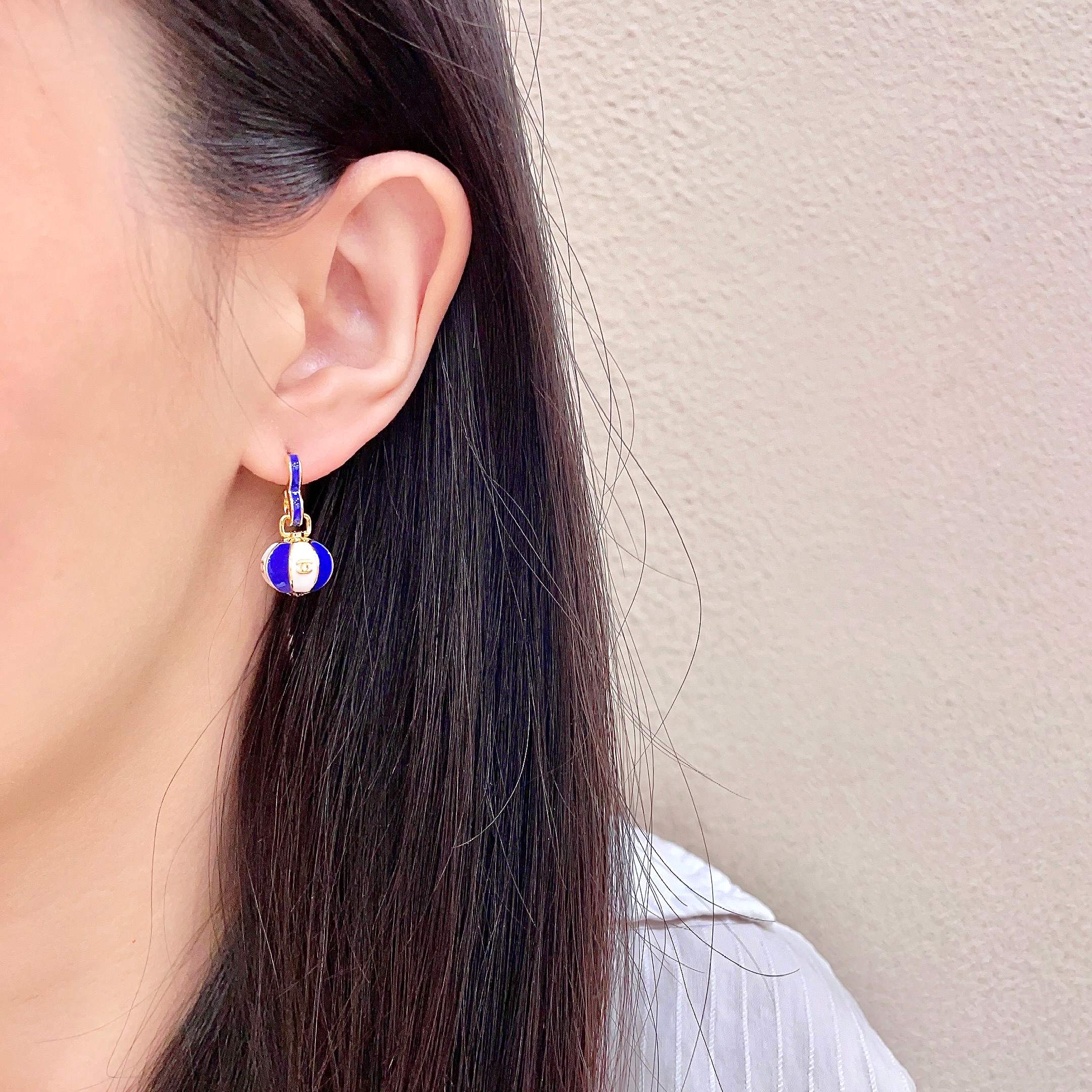 CHANEL 26S DOUBLE C LOGO BALL DROP EARRINGS IN BLUE AND WHITE ENAMEL WITH GOLD METAL 631905