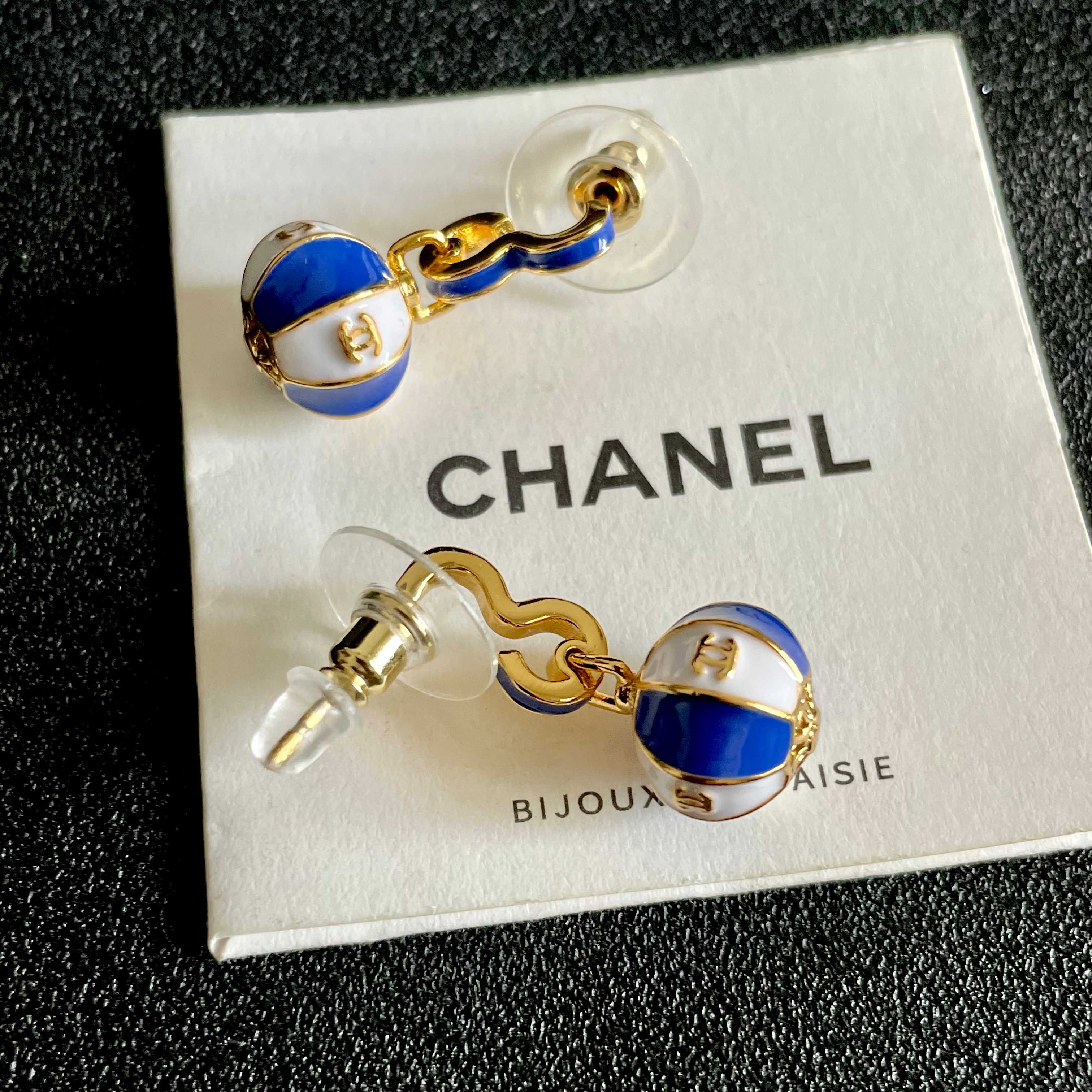 CHANEL 26S DOUBLE C LOGO BALL DROP EARRINGS IN BLUE AND WHITE ENAMEL WITH GOLD METAL 631905