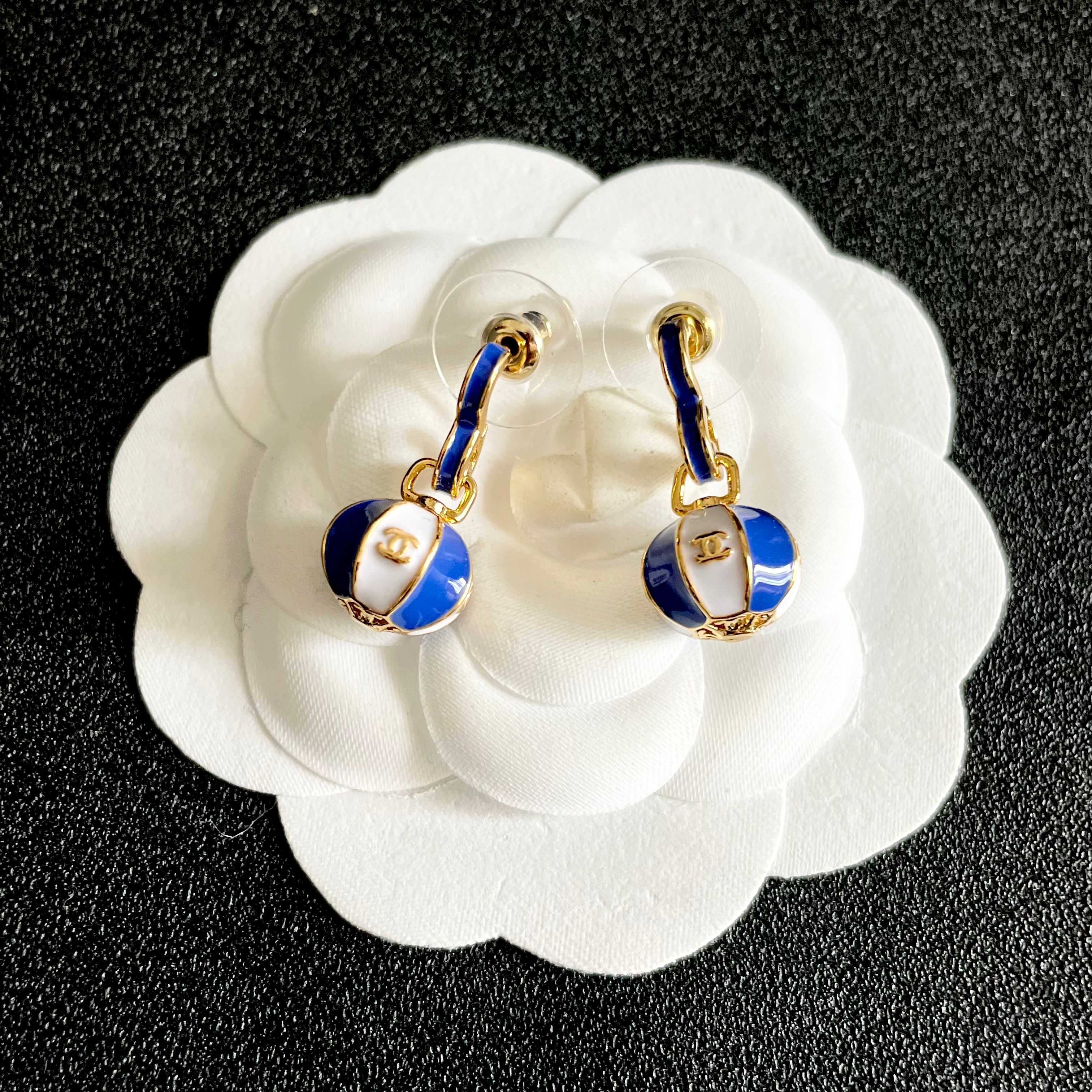CHANEL 26S DOUBLE C LOGO BALL DROP EARRINGS IN BLUE AND WHITE ENAMEL WITH GOLD METAL 631905