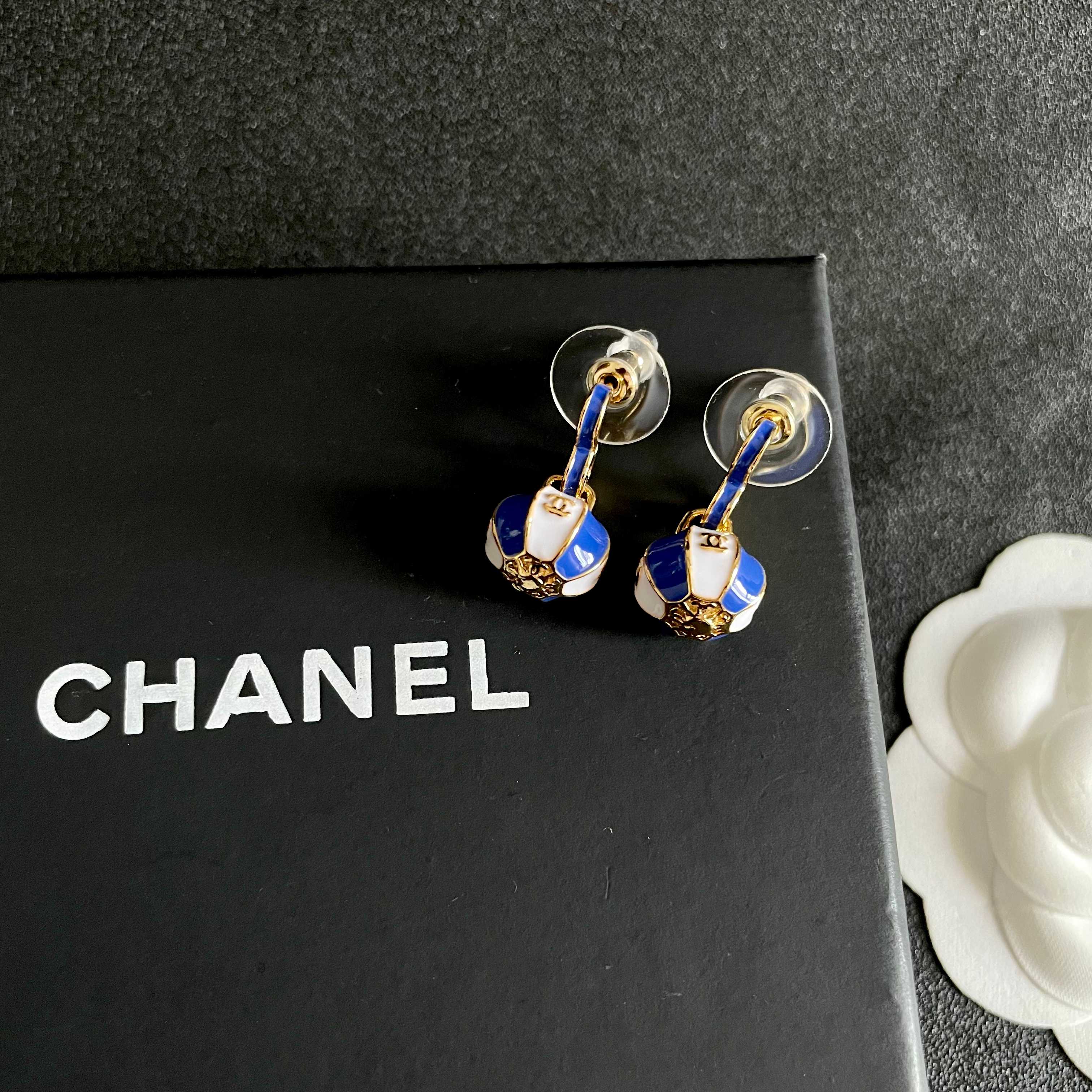 CHANEL 26S DOUBLE C LOGO BALL DROP EARRINGS IN BLUE AND WHITE ENAMEL WITH GOLD METAL 631905