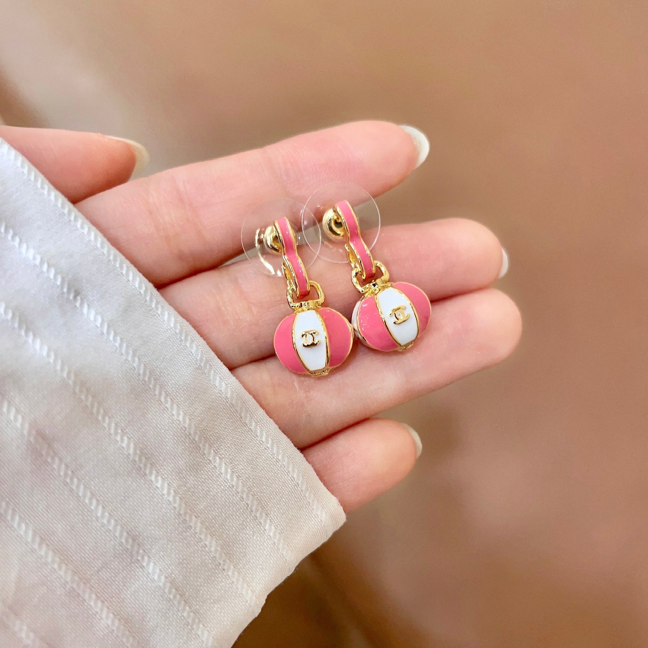 CHANEL 26S DOUBLE C LOGO BALL DROP EARRINGS IN PINK AND WHITE ENAMEL WITH GOLD METAL 631906