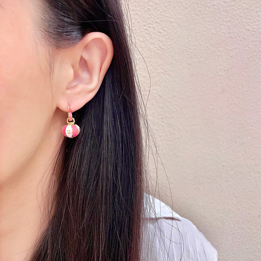 CHANEL 26S DOUBLE C LOGO BALL DROP EARRINGS IN PINK AND WHITE ENAMEL WITH GOLD METAL 631906