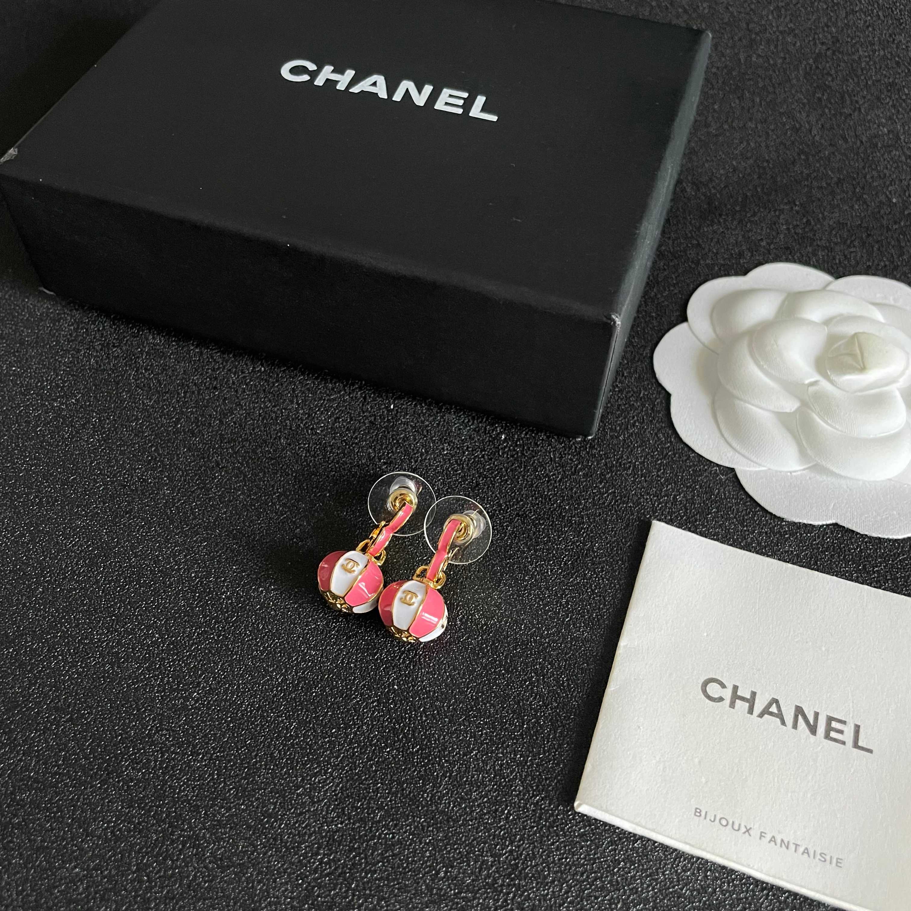 CHANEL 26S DOUBLE C LOGO BALL DROP EARRINGS IN PINK AND WHITE ENAMEL WITH GOLD METAL 631906