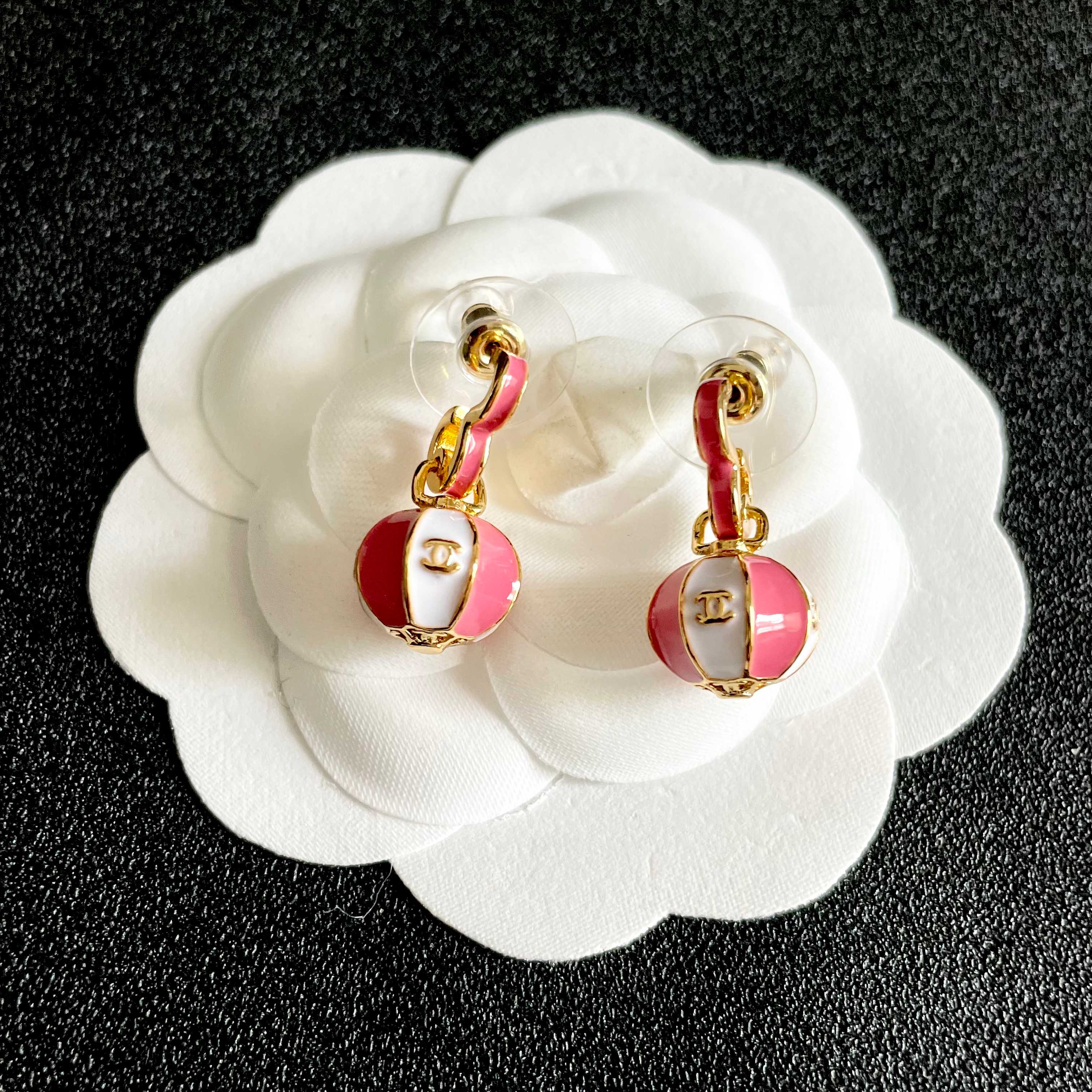 CHANEL 26S DOUBLE C LOGO BALL DROP EARRINGS IN PINK AND WHITE ENAMEL WITH GOLD METAL 631906