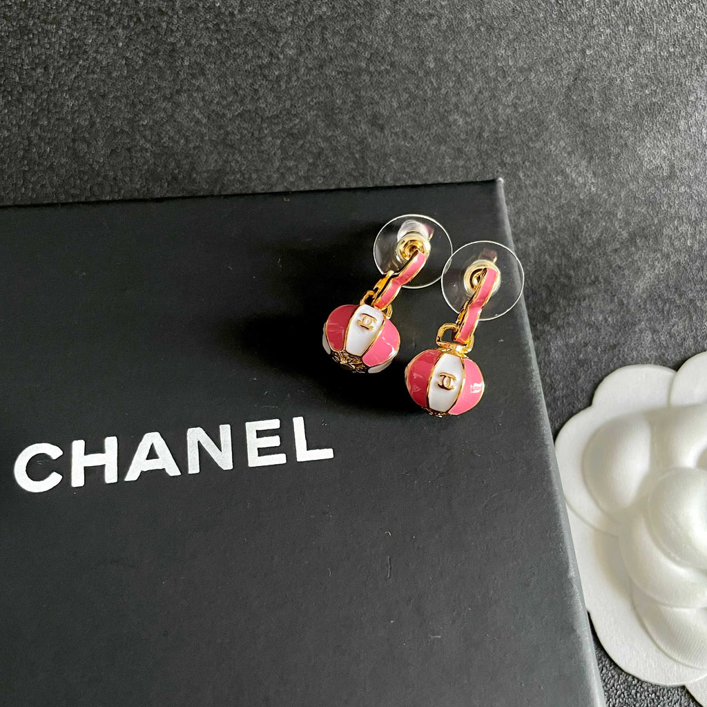 CHANEL 26S DOUBLE C LOGO BALL DROP EARRINGS IN PINK AND WHITE ENAMEL WITH GOLD METAL 631906