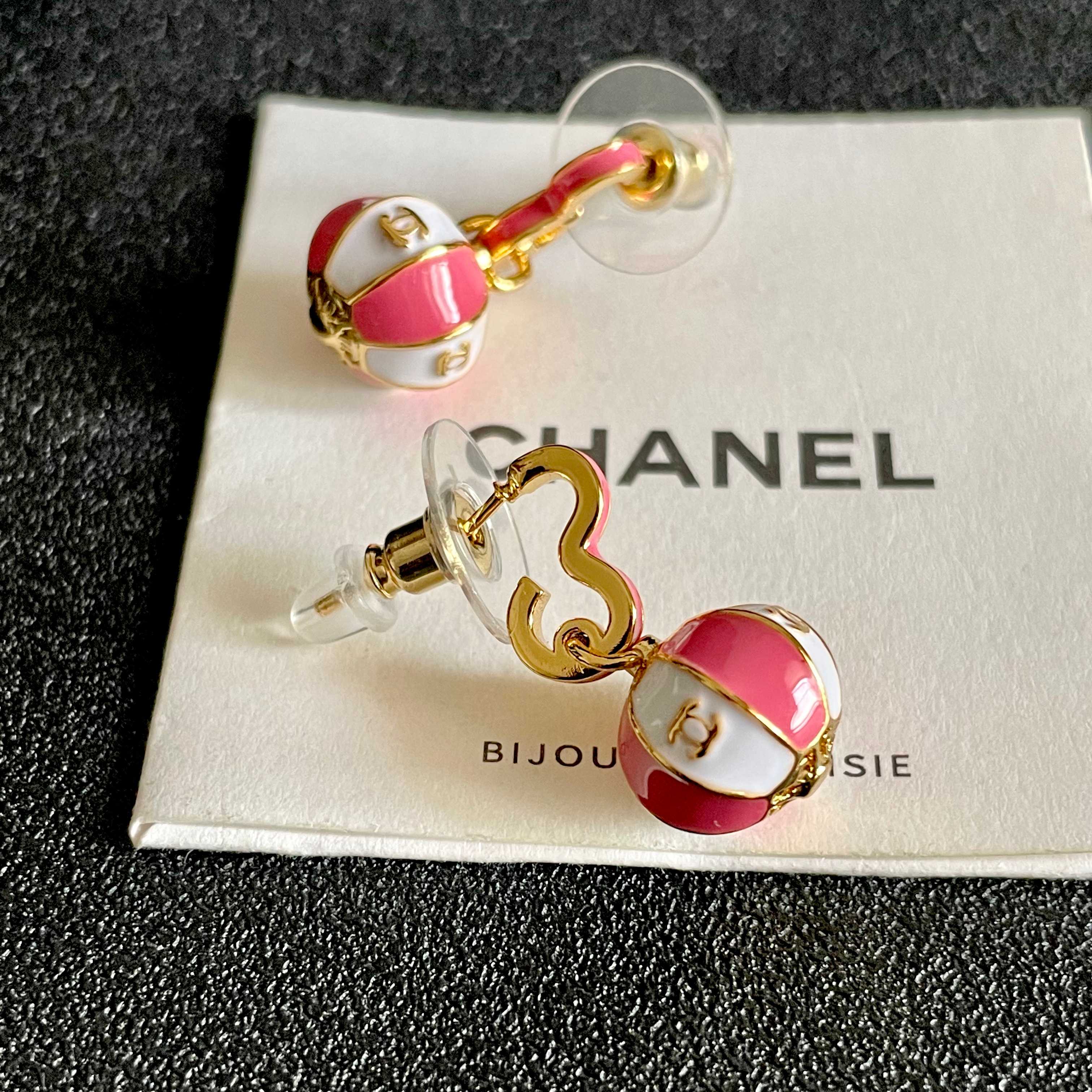 CHANEL 26S DOUBLE C LOGO BALL DROP EARRINGS IN PINK AND WHITE ENAMEL WITH GOLD METAL 631906