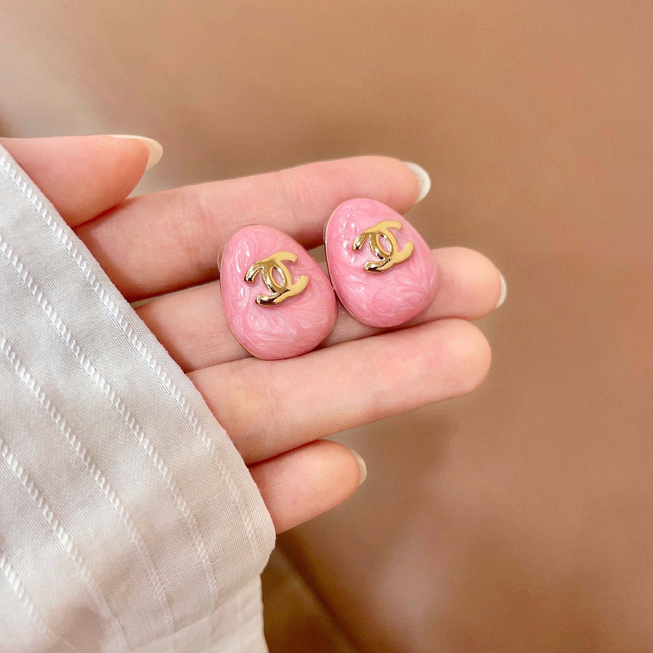CHANEL 26S DOUBLE C LOGO OVAL STUD EARRINGS IN PINK MARBLE ENAMEL WITH GOLD METAL 631907