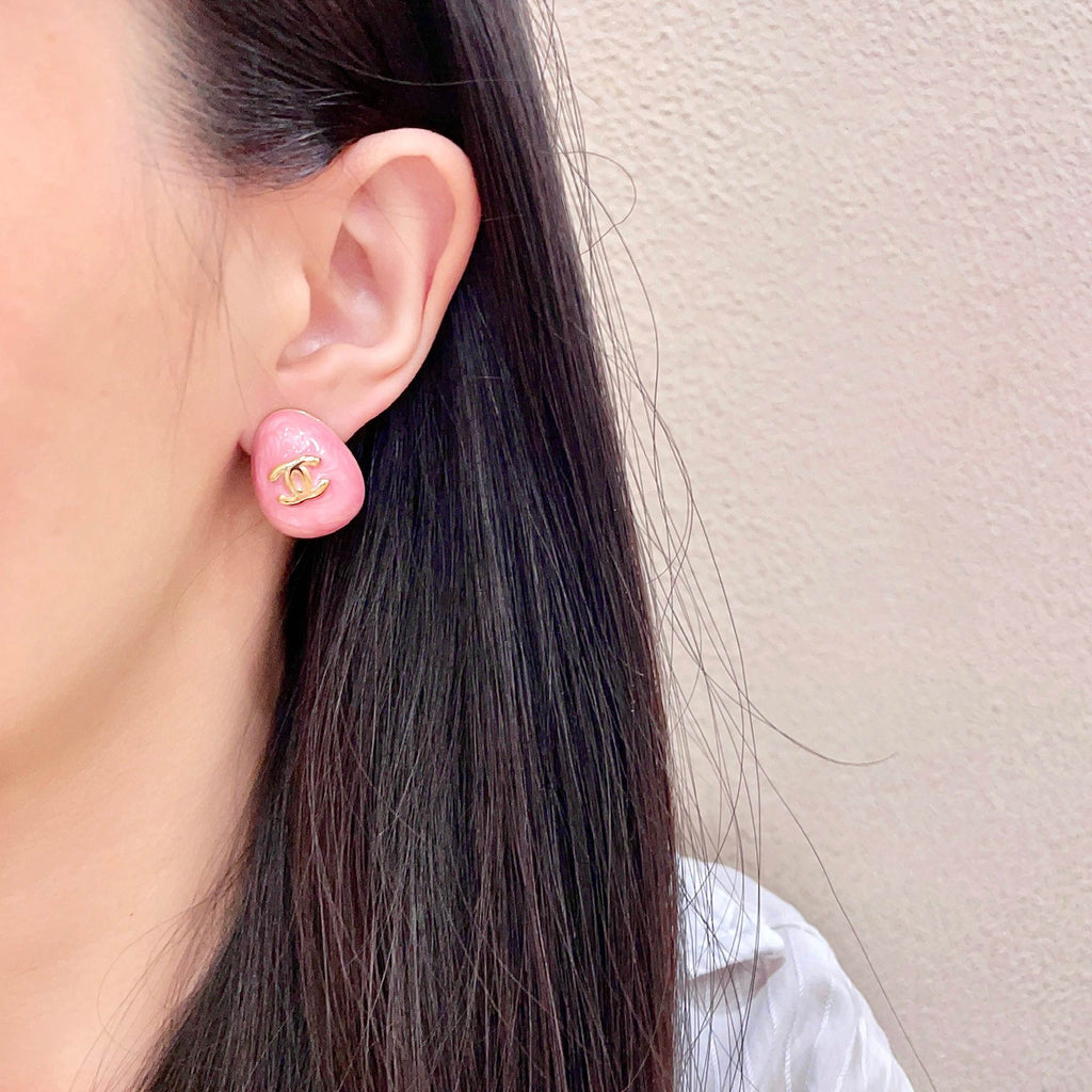 CHANEL 26S DOUBLE C LOGO OVAL STUD EARRINGS IN PINK MARBLE ENAMEL WITH GOLD METAL 631907