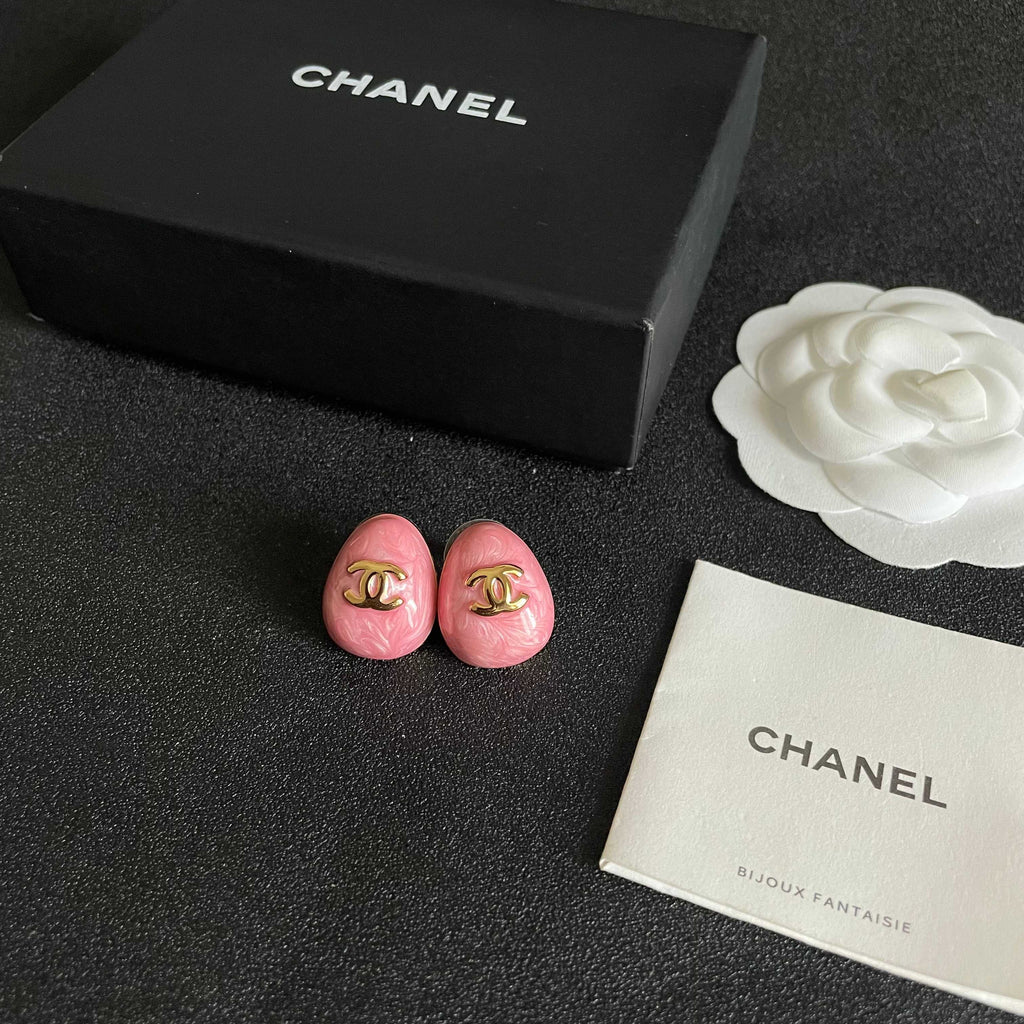 CHANEL 26S DOUBLE C LOGO OVAL STUD EARRINGS IN PINK MARBLE ENAMEL WITH GOLD METAL 631907