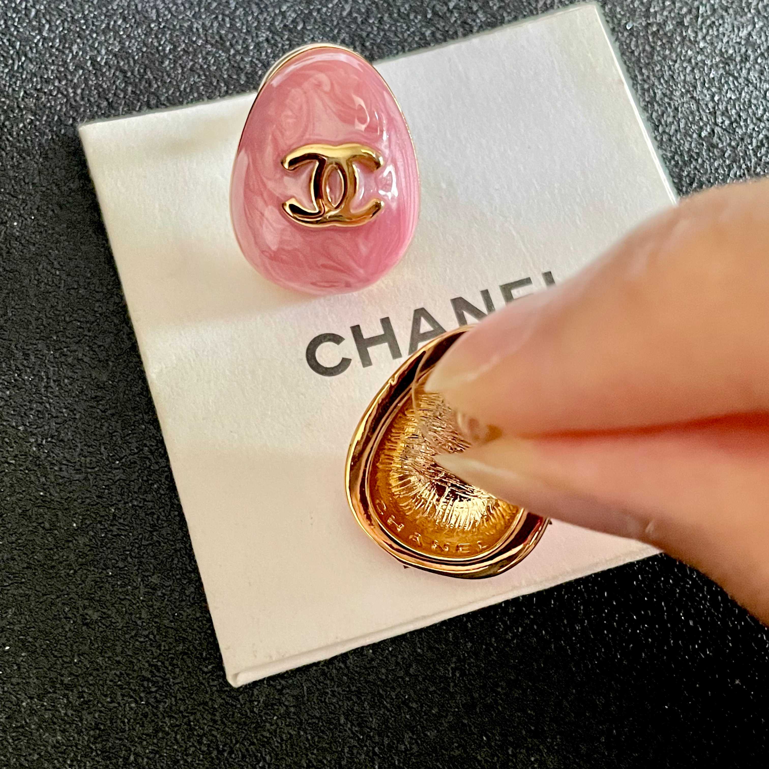 CHANEL 26S DOUBLE C LOGO OVAL STUD EARRINGS IN PINK MARBLE ENAMEL WITH GOLD METAL 631907