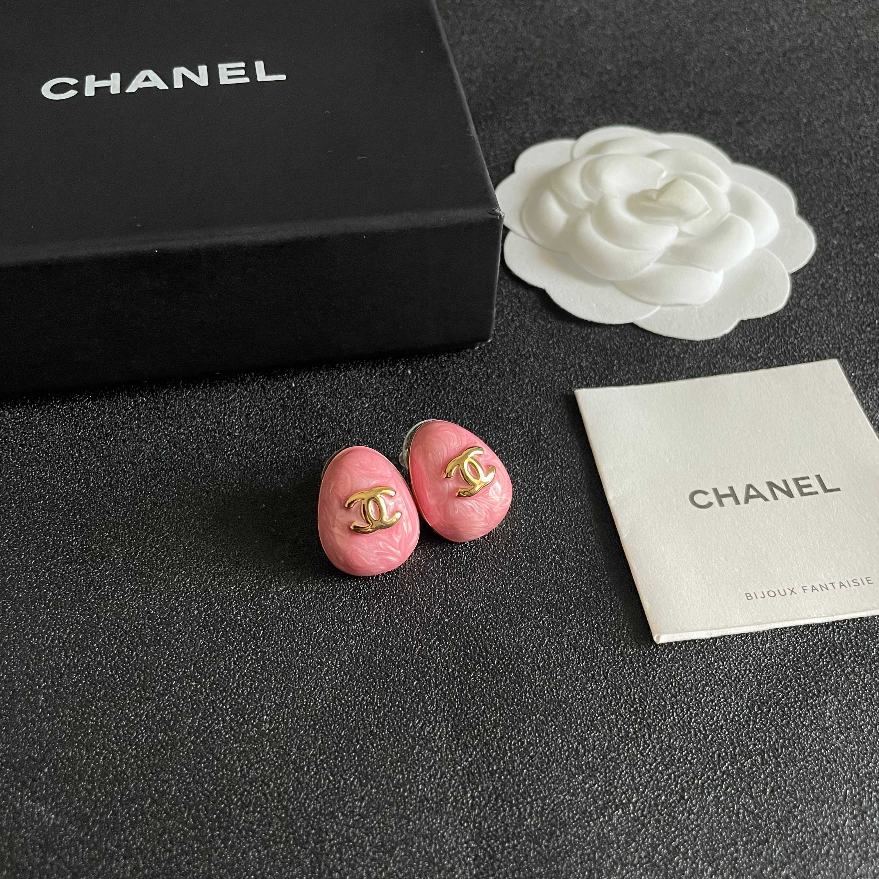 CHANEL 26S DOUBLE C LOGO OVAL STUD EARRINGS IN PINK MARBLE ENAMEL WITH GOLD METAL 631907