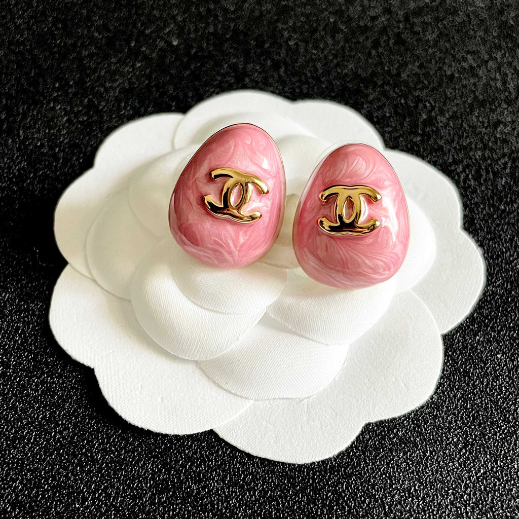CHANEL 26S DOUBLE C LOGO OVAL STUD EARRINGS IN PINK MARBLE ENAMEL WITH GOLD METAL 631907