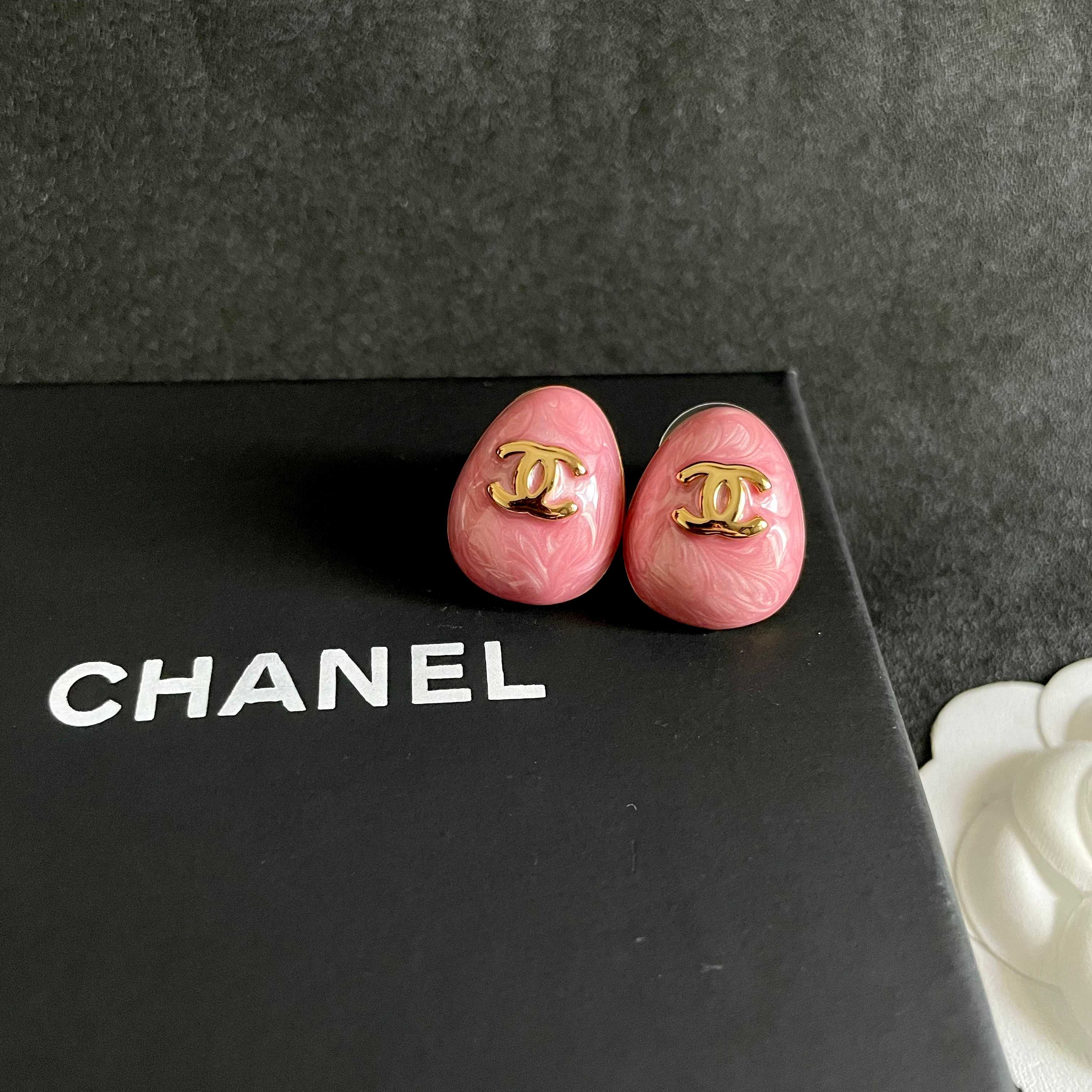 CHANEL 26S DOUBLE C LOGO OVAL STUD EARRINGS IN PINK MARBLE ENAMEL WITH GOLD METAL 631907
