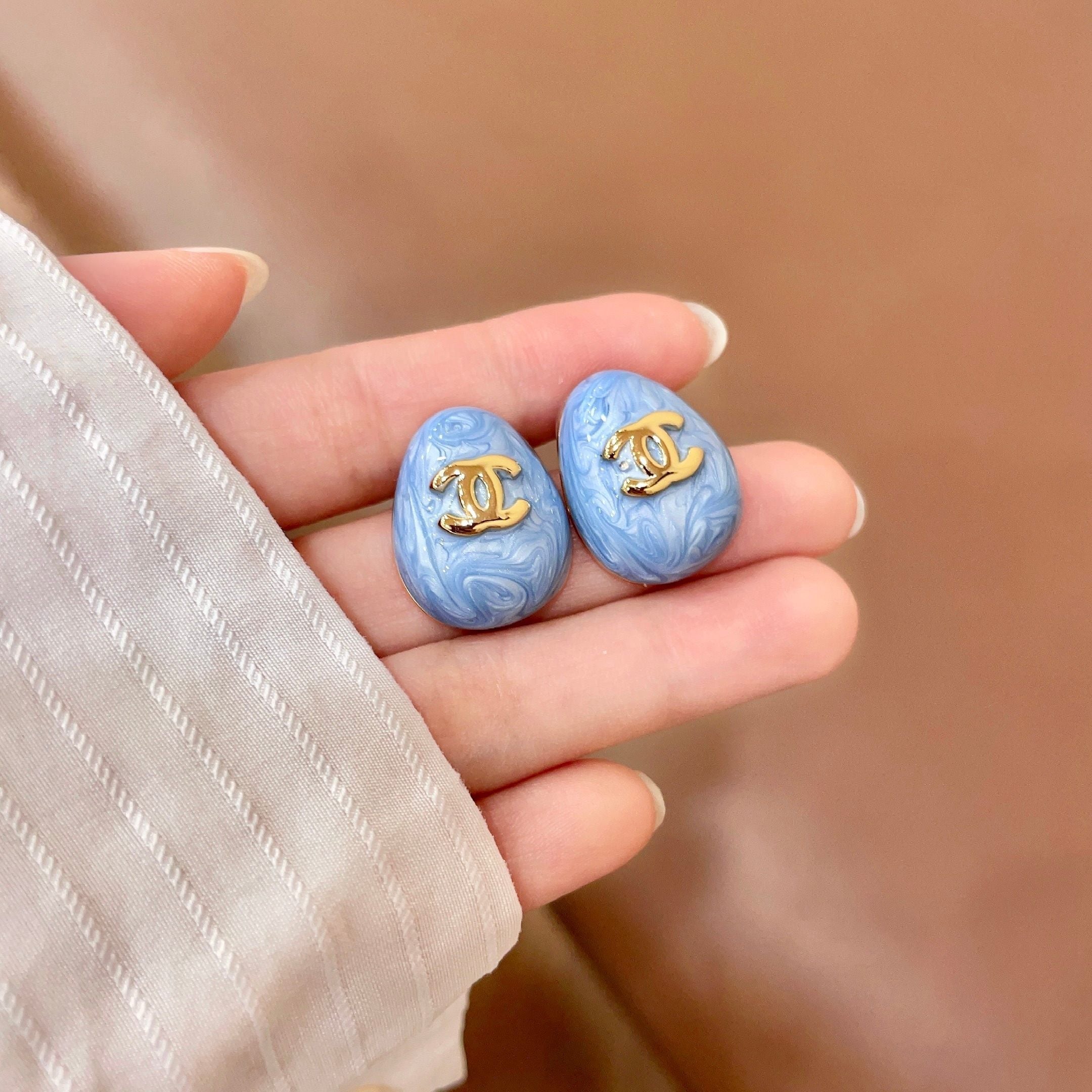 CHANEL 26S DOUBLE C LOGO OVAL STUD EARRINGS IN BLUE MARBLE ENAMEL WITH GOLD METAL 631908