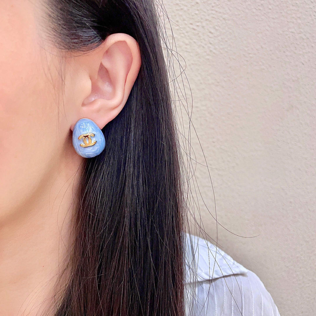 CHANEL 26S DOUBLE C LOGO OVAL STUD EARRINGS IN BLUE MARBLE ENAMEL WITH GOLD METAL 631908