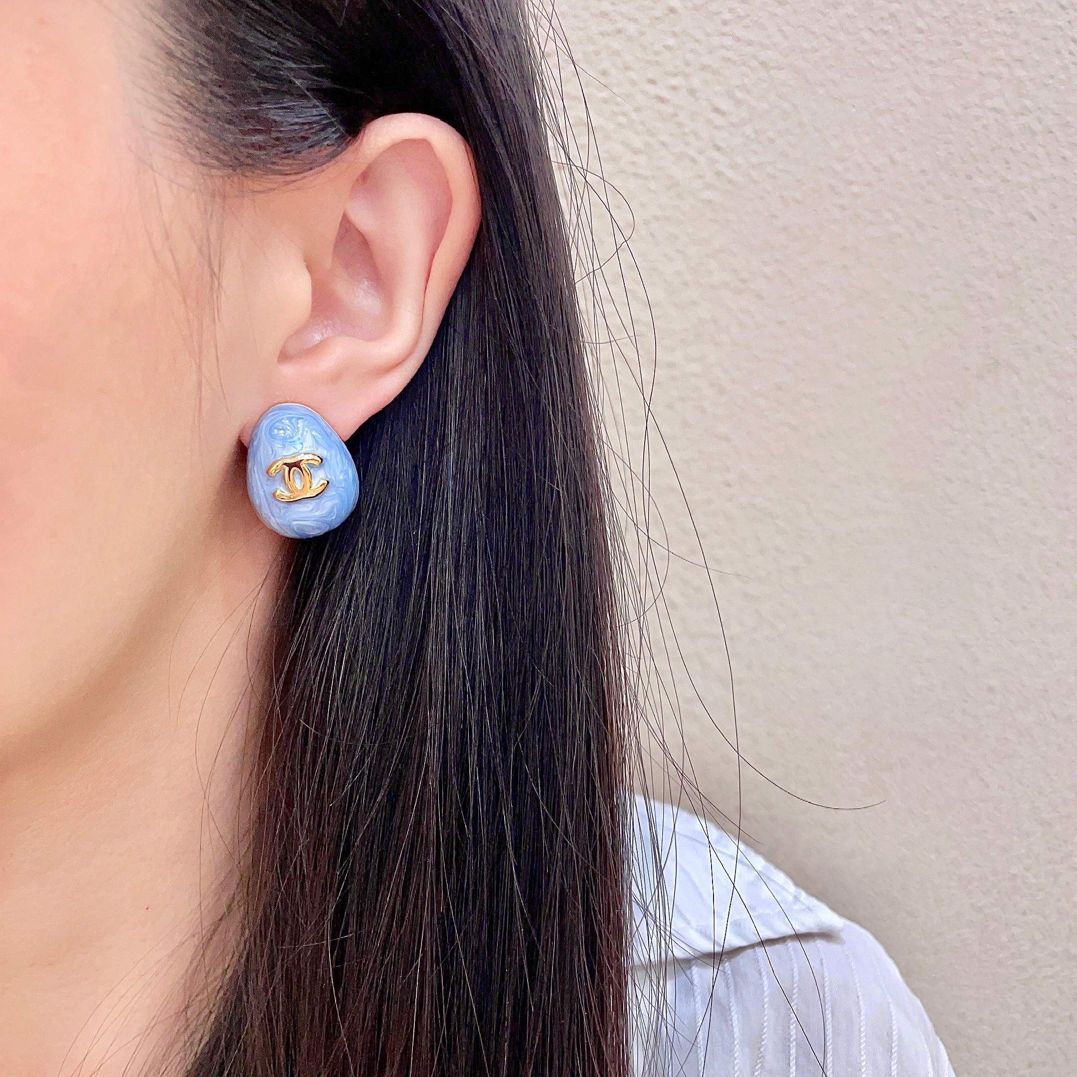 CHANEL 26S DOUBLE C LOGO OVAL STUD EARRINGS IN BLUE MARBLE ENAMEL WITH GOLD METAL 631908