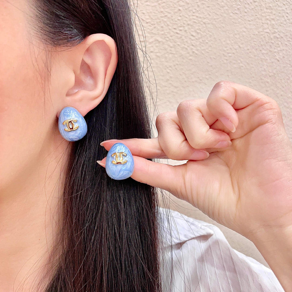 CHANEL 26S DOUBLE C LOGO OVAL STUD EARRINGS IN BLUE MARBLE ENAMEL WITH GOLD METAL 631908