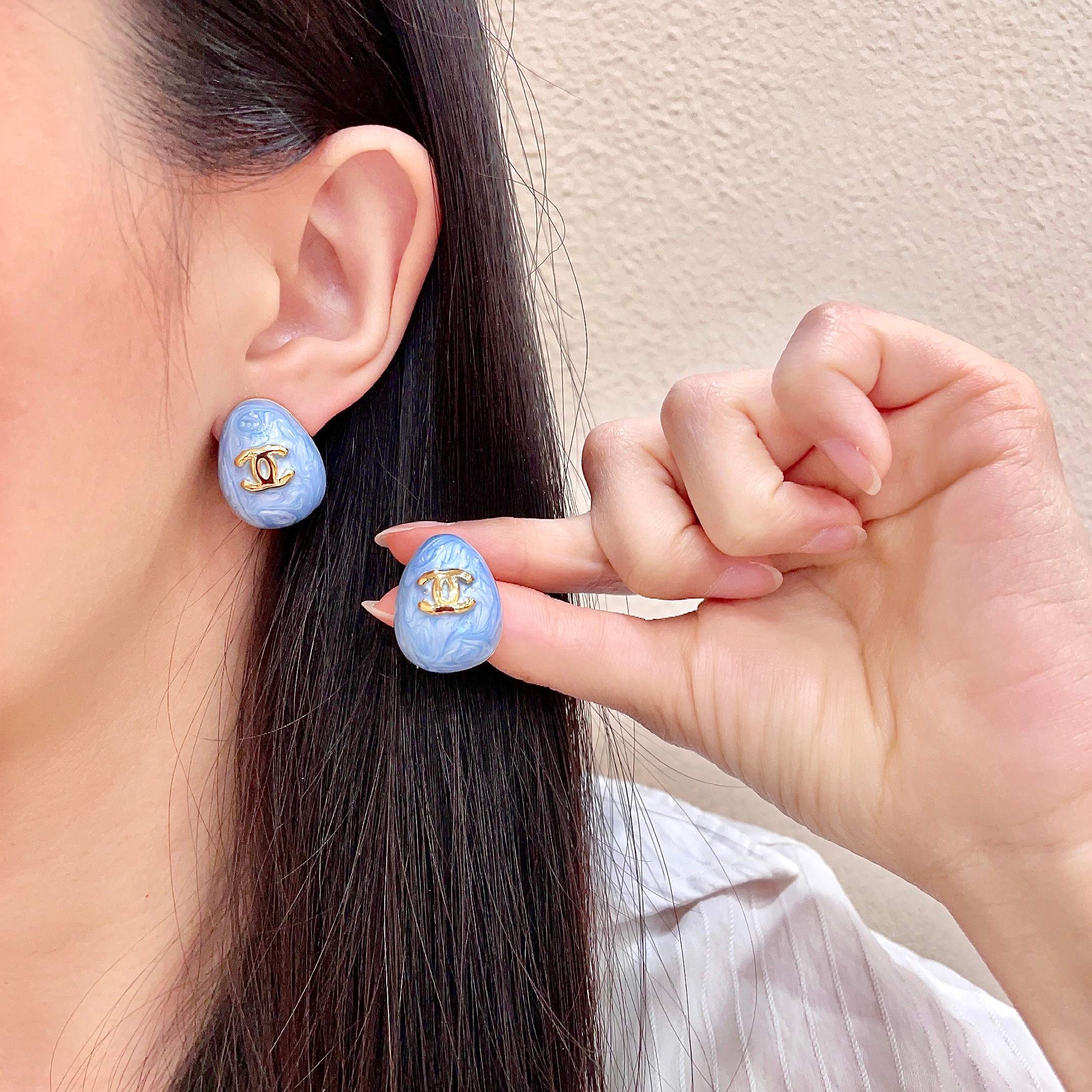 CHANEL 26S DOUBLE C LOGO OVAL STUD EARRINGS IN BLUE MARBLE ENAMEL WITH GOLD METAL 631908