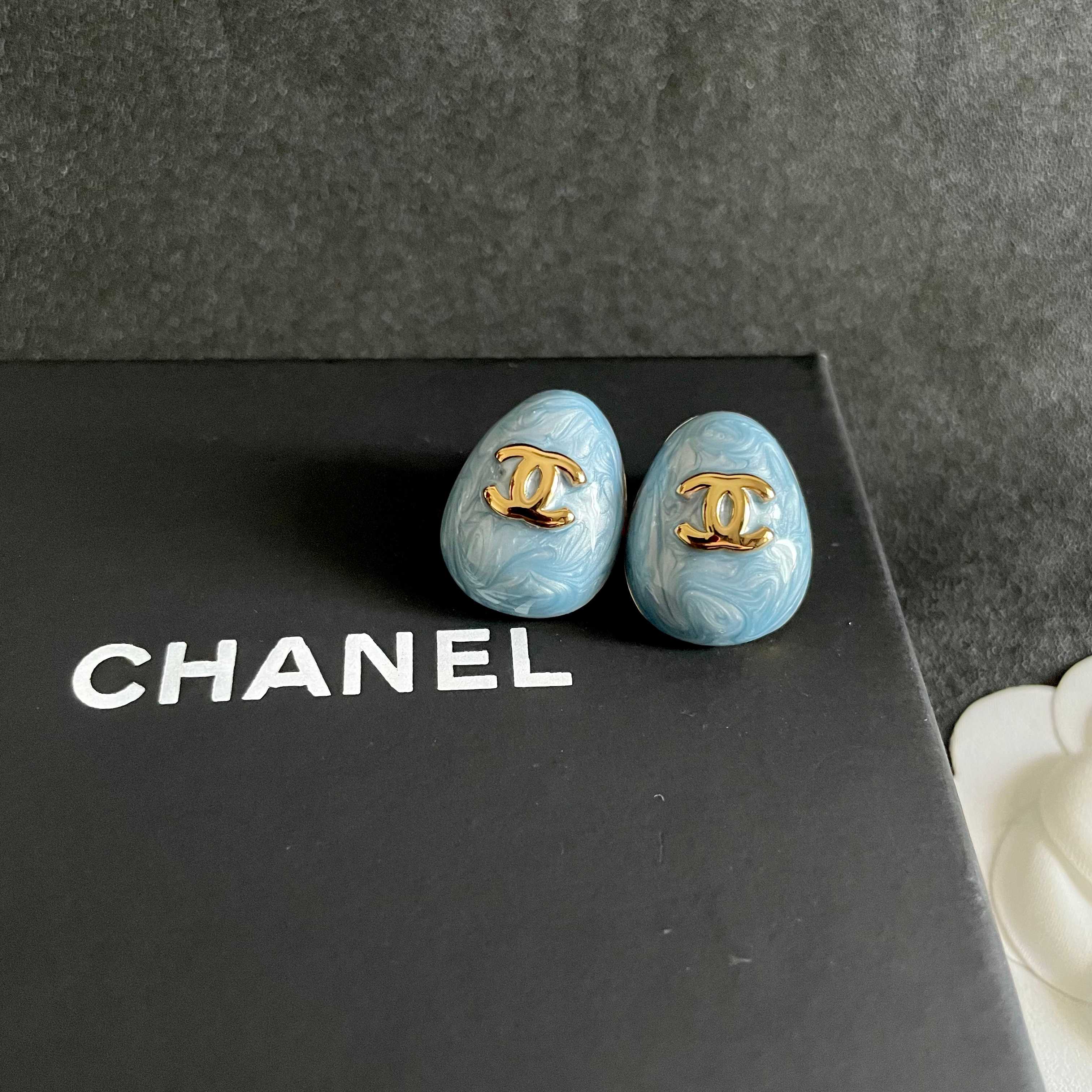CHANEL 26S DOUBLE C LOGO OVAL STUD EARRINGS IN BLUE MARBLE ENAMEL WITH GOLD METAL 631908