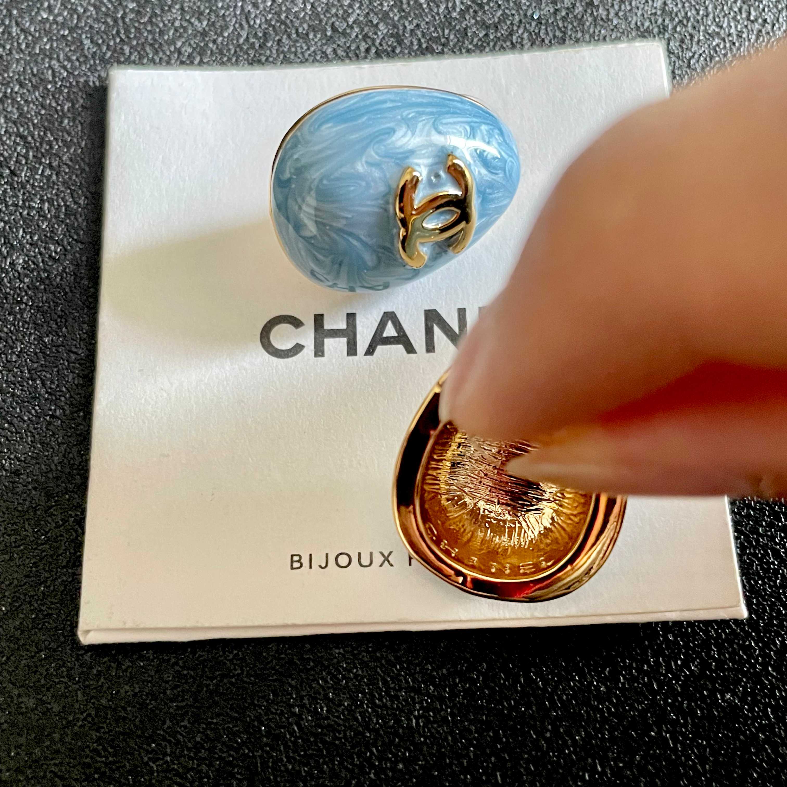 CHANEL 26S DOUBLE C LOGO OVAL STUD EARRINGS IN BLUE MARBLE ENAMEL WITH GOLD METAL 631908