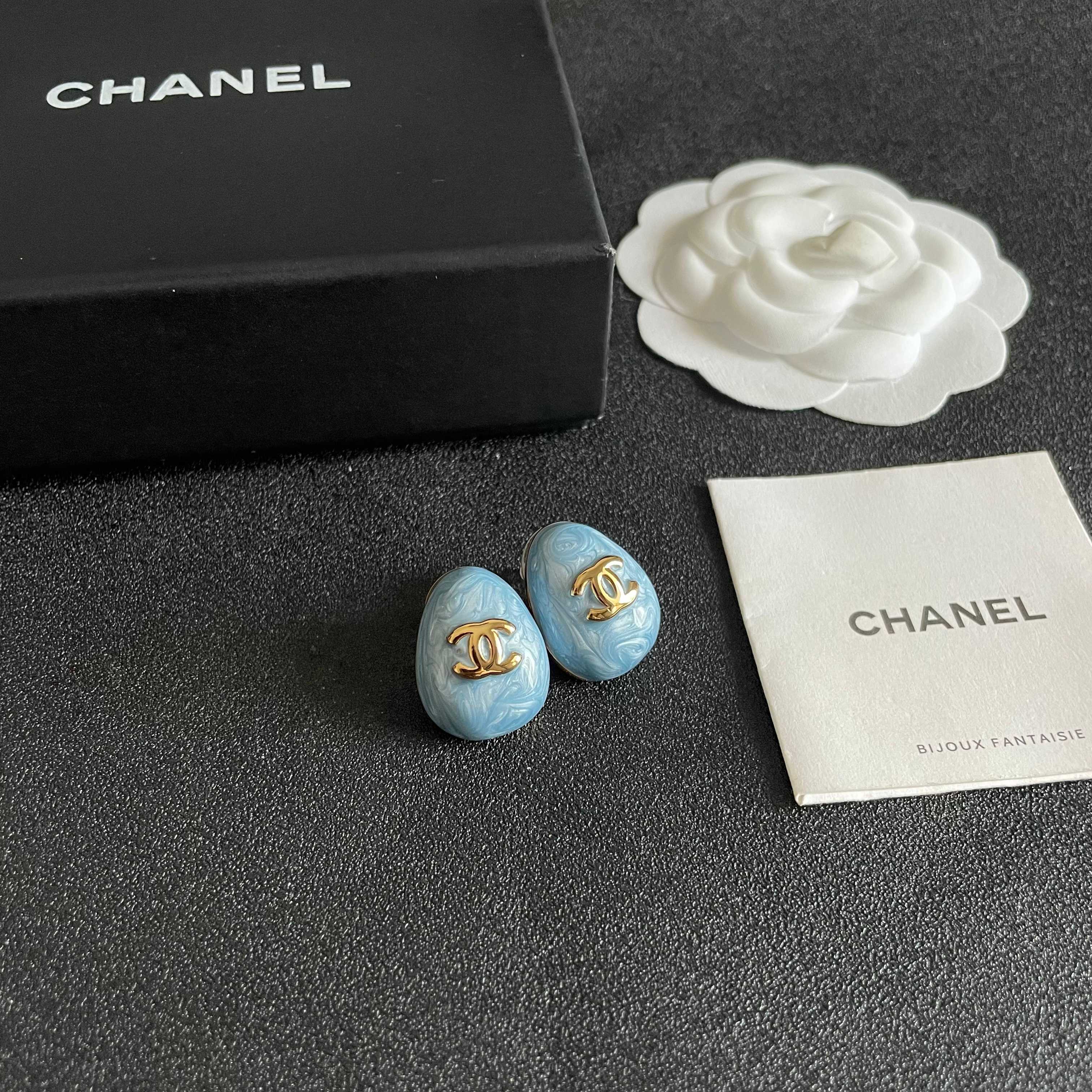 CHANEL 26S DOUBLE C LOGO OVAL STUD EARRINGS IN BLUE MARBLE ENAMEL WITH GOLD METAL 631908